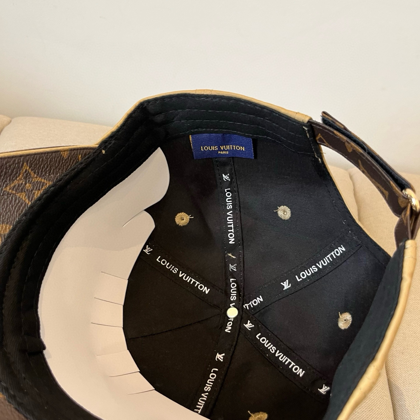 🧢路易威登棒球帽 LouisVuitton😍新款LV棒球帽，重工打造♥️高端大气，百搭款🤗男女通用！跑量