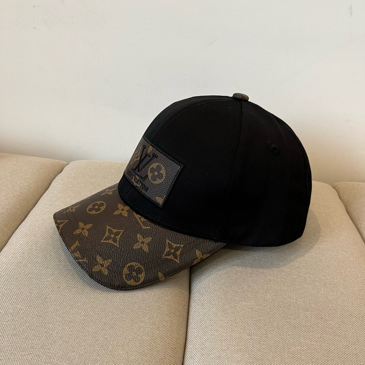 🧢路易威登棒球帽 LouisVuitton😍新款LV棒球帽，重工打造♥️高端大气，百搭款🤗男女通用！跑量