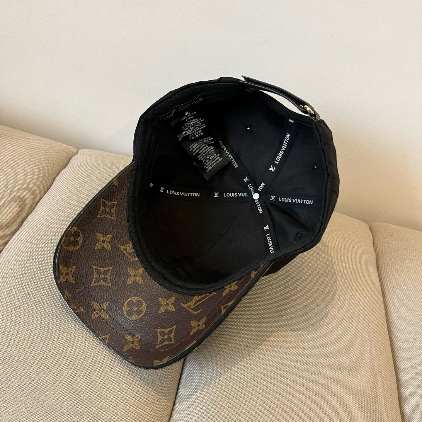 🧢路易威登棒球帽 LouisVuitton😍新款LV棒球帽，重工打造♥️高端大气，百搭款🤗男女通用！跑量