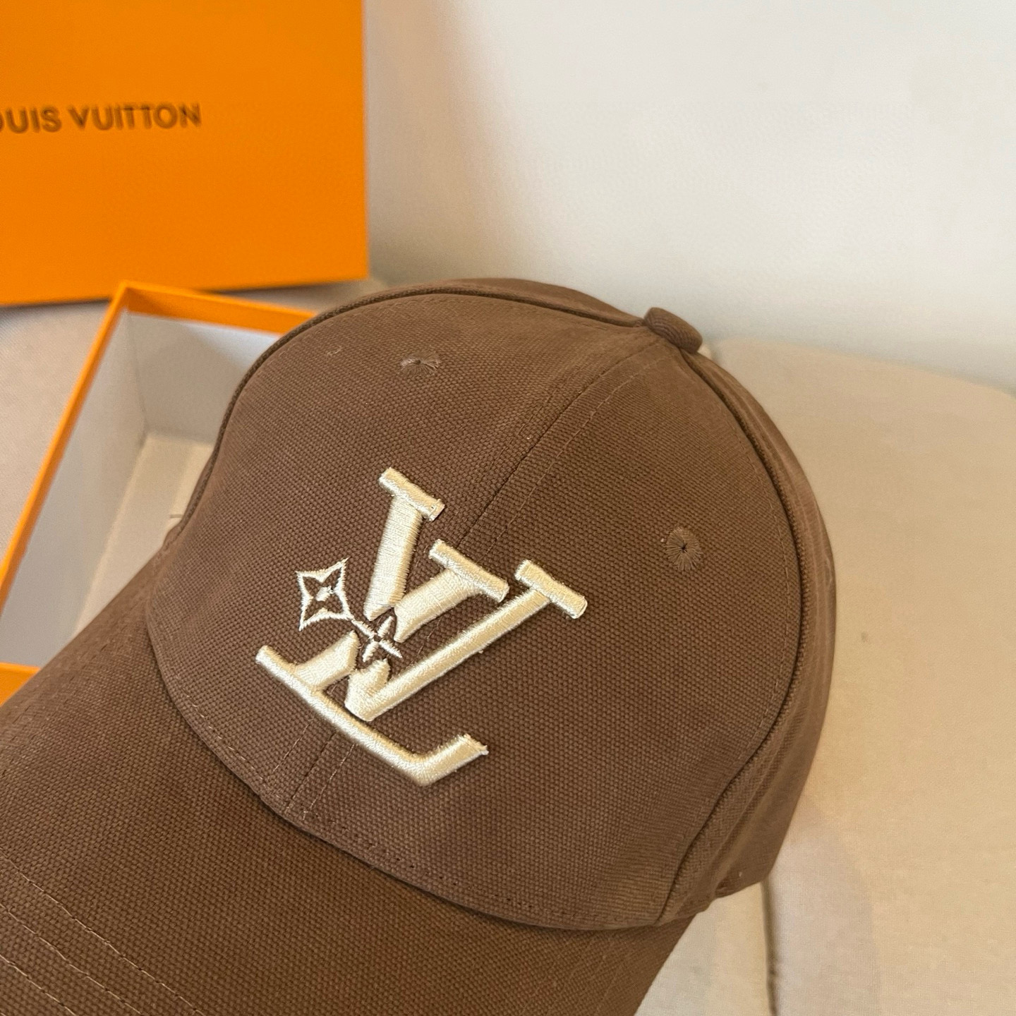 🧢路易威登棒球帽 LouisVuitton😍新款LV棒球帽，重工打造♥️高端大气，百搭款🤗男女通用！跑量