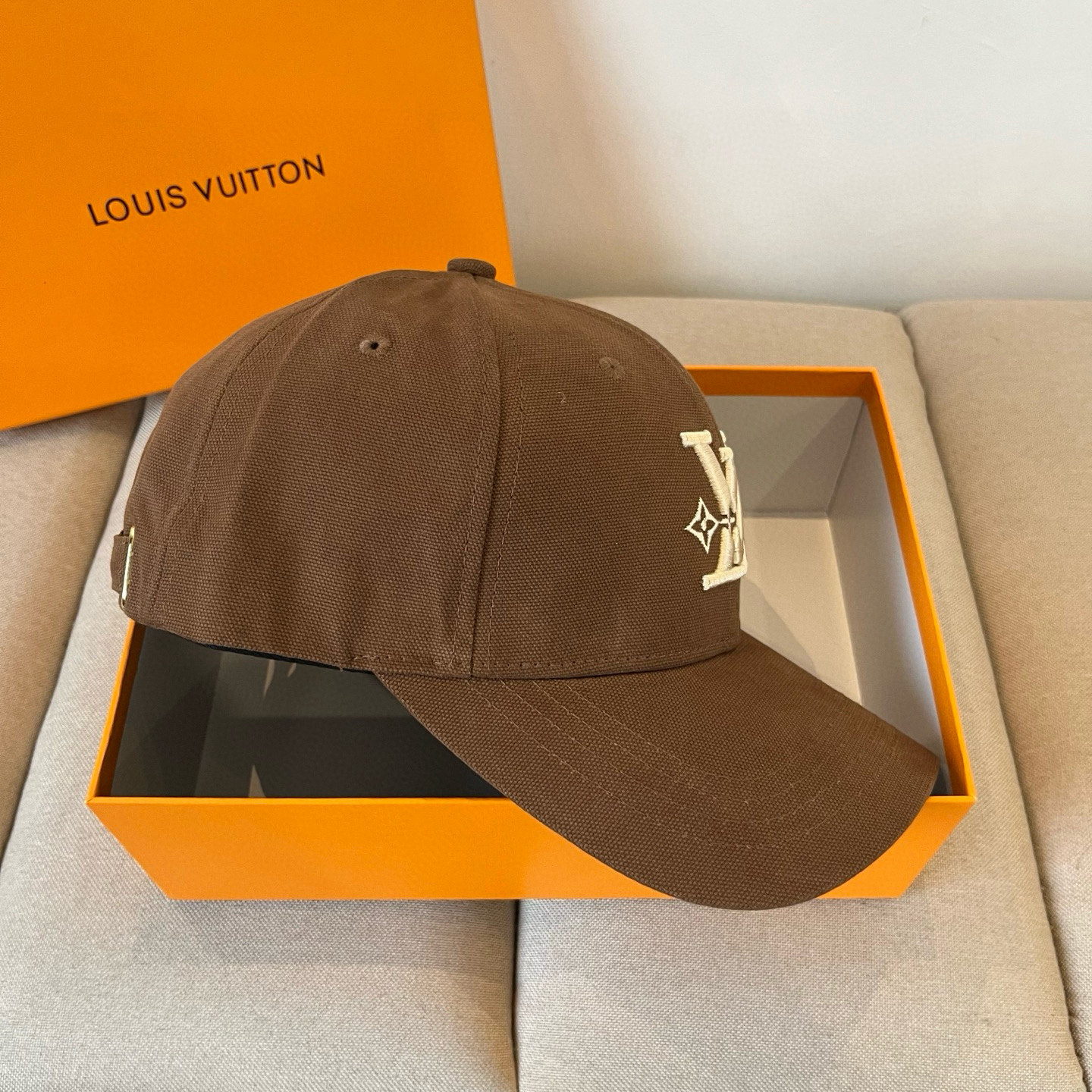 🧢路易威登棒球帽 LouisVuitton😍新款LV棒球帽，重工打造♥️高端大气，百搭款🤗男女通用！跑量