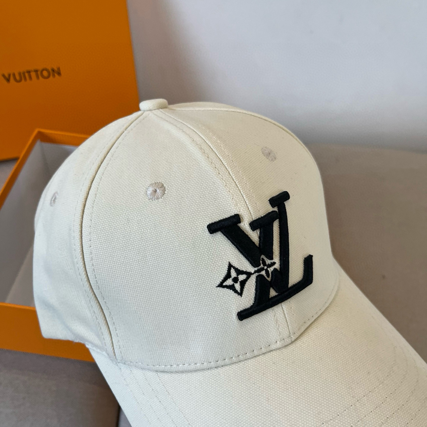 🧢路易威登棒球帽 LouisVuitton😍新款LV棒球帽，重工打造♥️高端大气，百搭款🤗男女通用！跑量