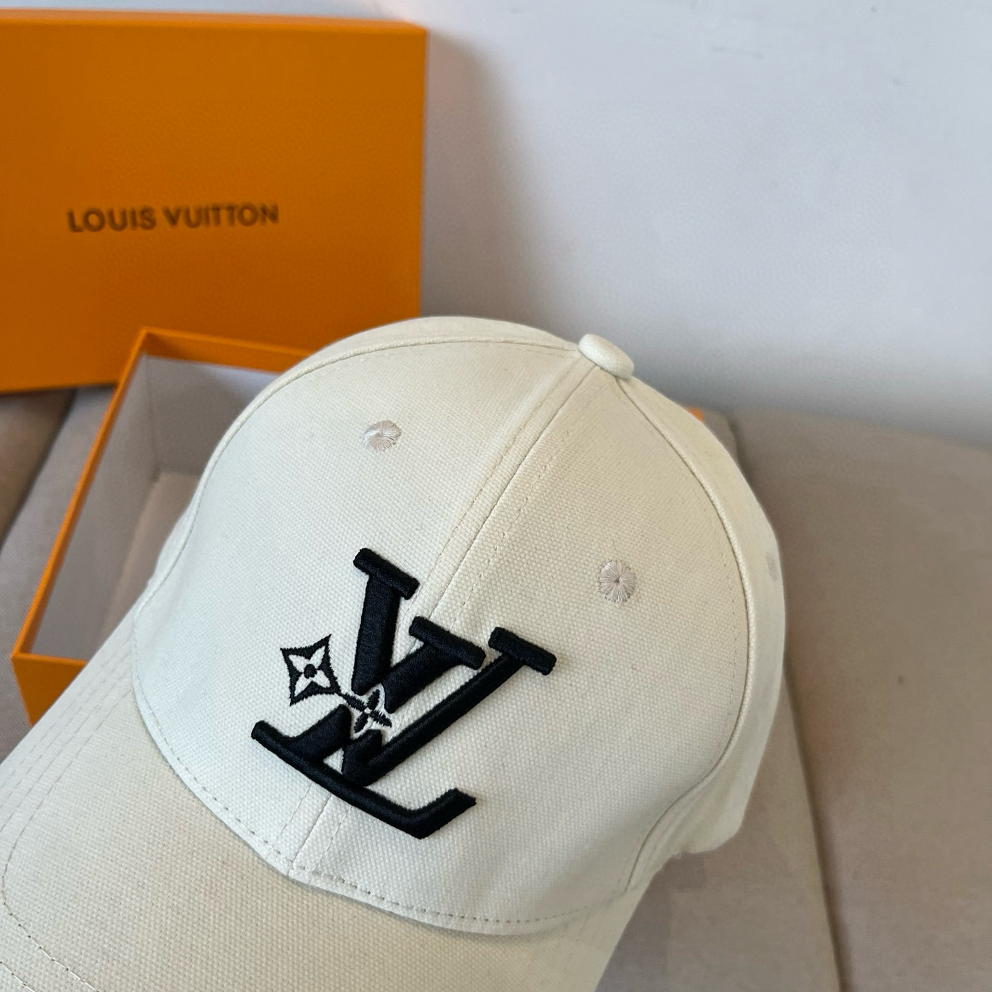 🧢路易威登棒球帽 LouisVuitton😍新款LV棒球帽，重工打造♥️高端大气，百搭款🤗男女通用！跑量