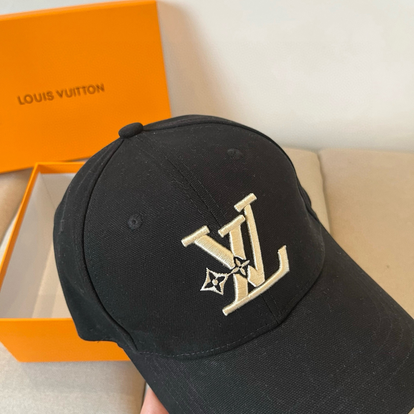 🧢路易威登棒球帽 LouisVuitton😍新款LV棒球帽，重工打造♥️高端大气，百搭款🤗男女通用！跑量