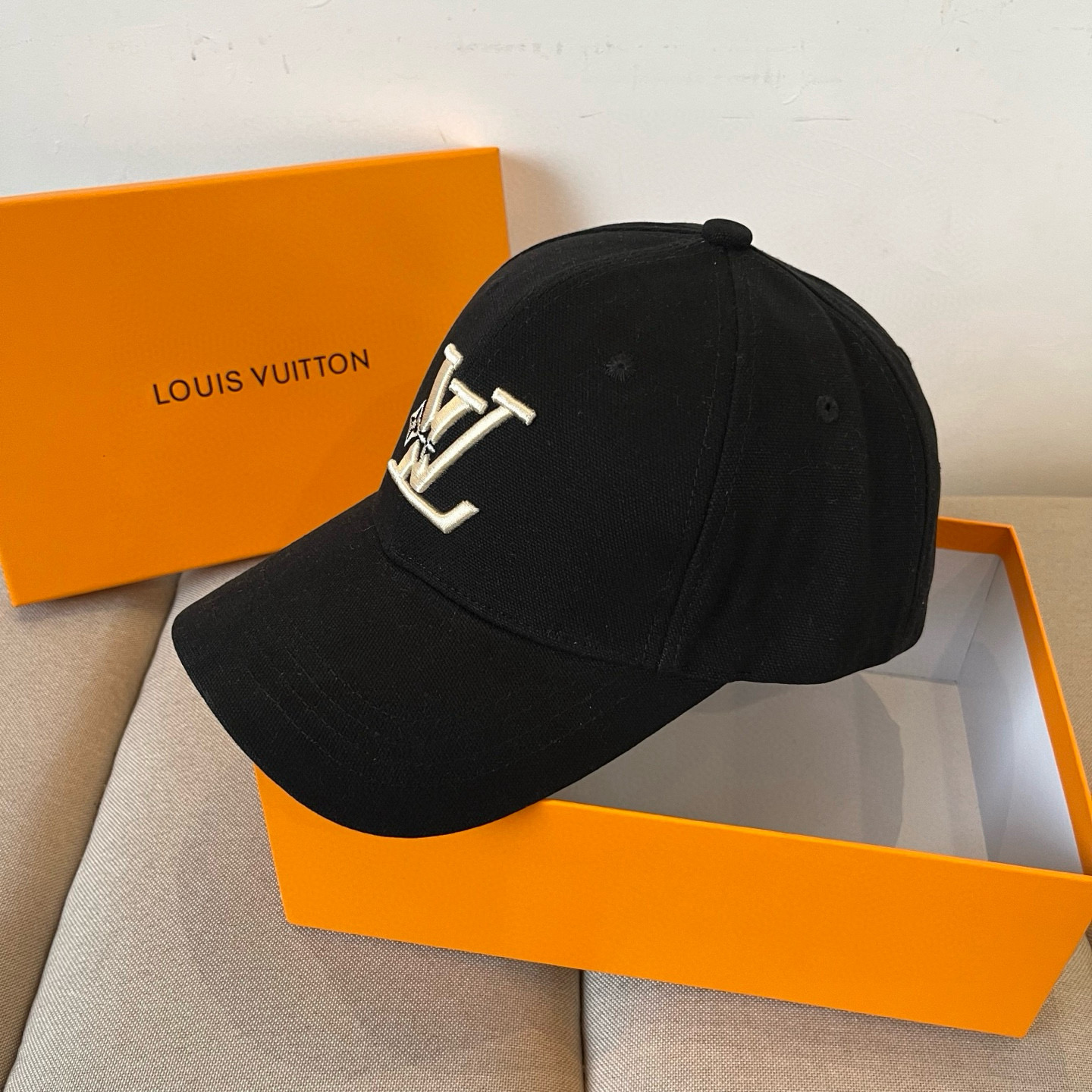 🧢路易威登棒球帽 LouisVuitton😍新款LV棒球帽，重工打造♥️高端大气，百搭款🤗男女通用！跑量
