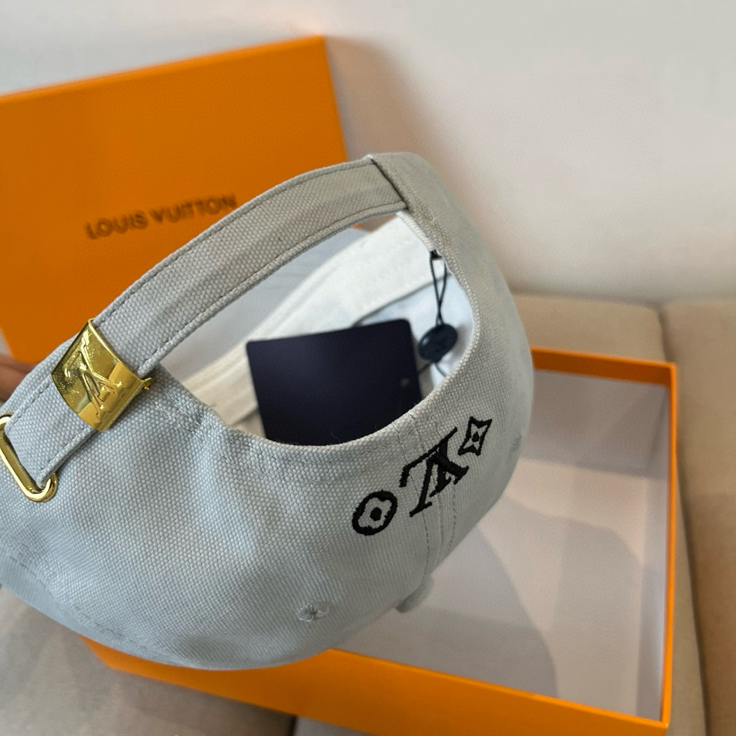 🧢路易威登棒球帽 LouisVuitton😍新款LV棒球帽，重工打造♥️高端大气，百搭款🤗男女通用！跑量