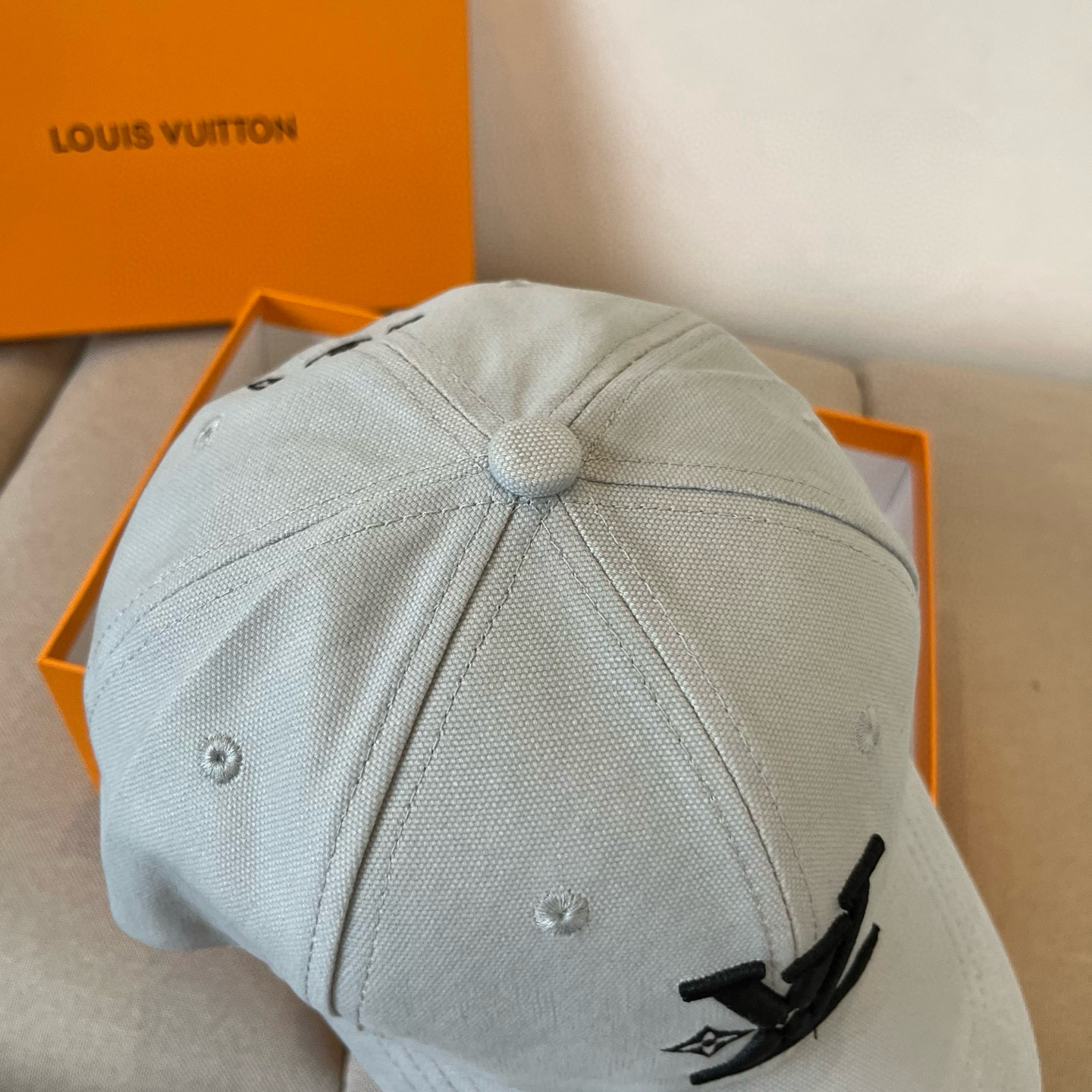 🧢路易威登棒球帽 LouisVuitton😍新款LV棒球帽，重工打造♥️高端大气，百搭款🤗男女通用！跑量
