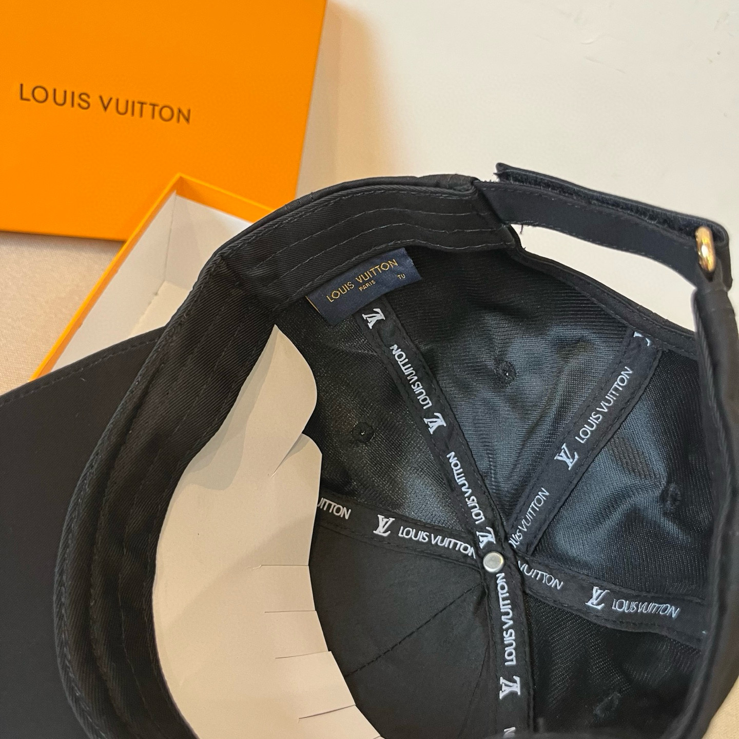 🧢路易威登棒球帽 LouisVuitton😍新款LV棒球帽，重工打造♥️高端大气，百搭款🤗男女通用！跑量