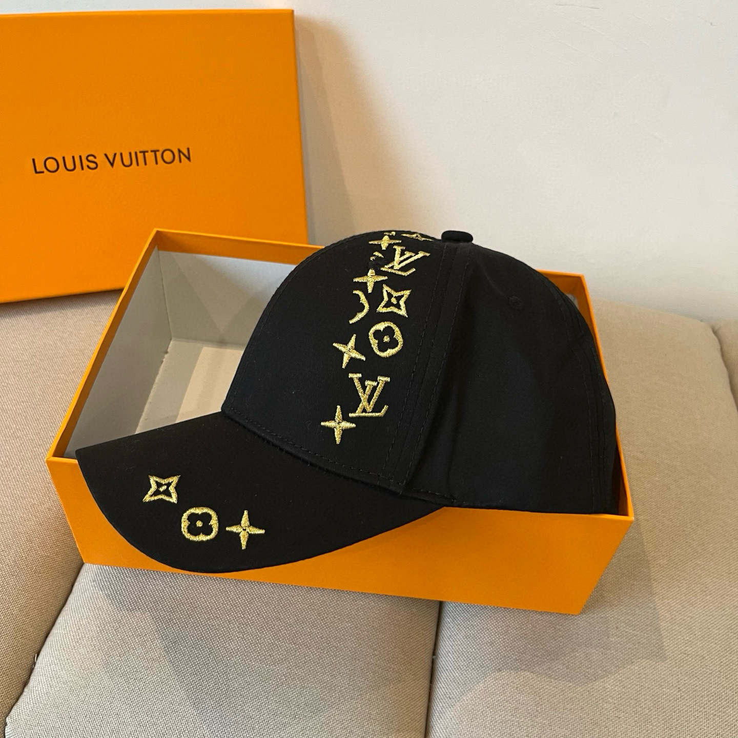 🧢路易威登棒球帽 LouisVuitton😍新款LV棒球帽，重工打造♥️高端大气，百搭款🤗男女通用！跑量