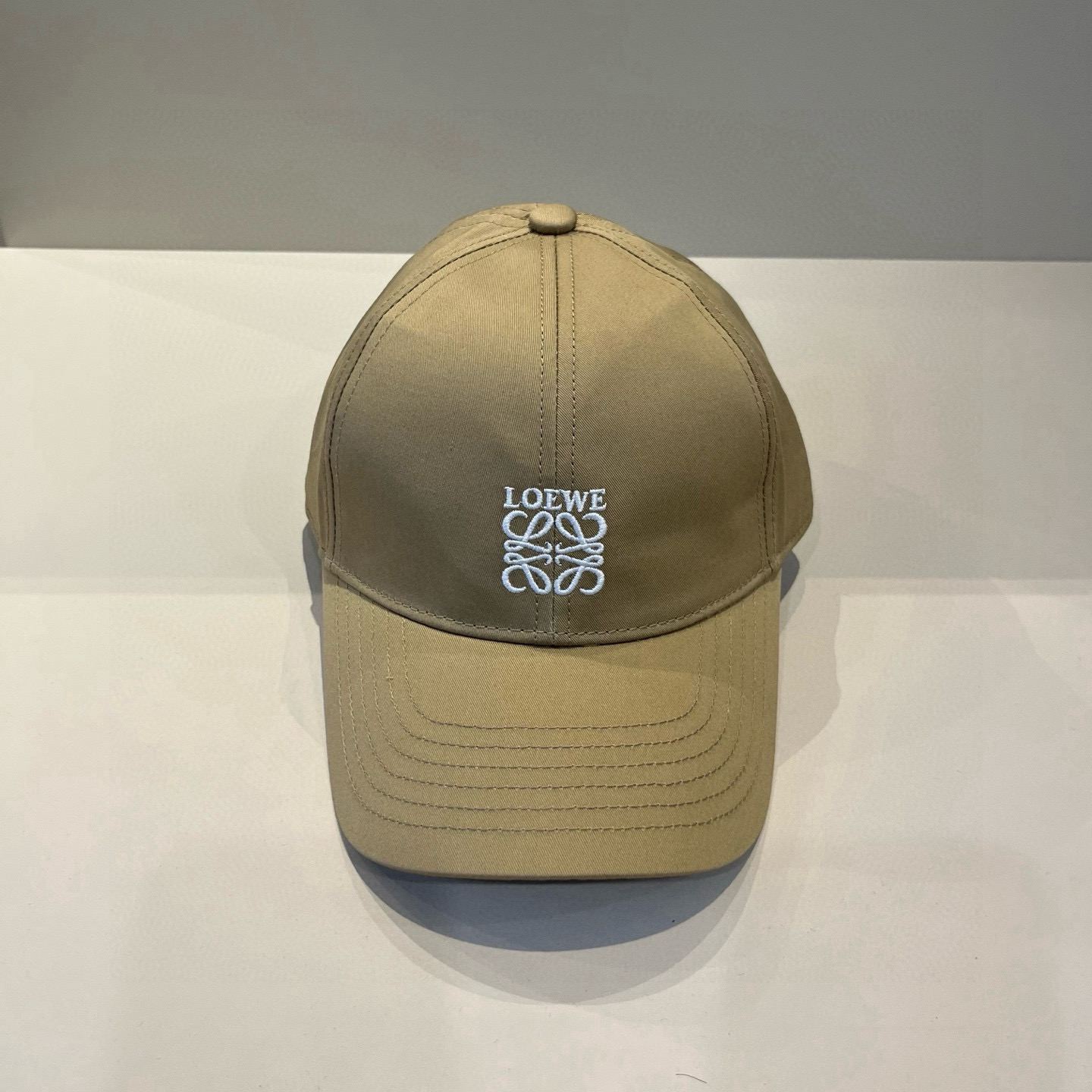 
罗意威 LOEWE新款原版原标设计，质感超好，外部线条定位标准，做工精细，简约大气低价走量！