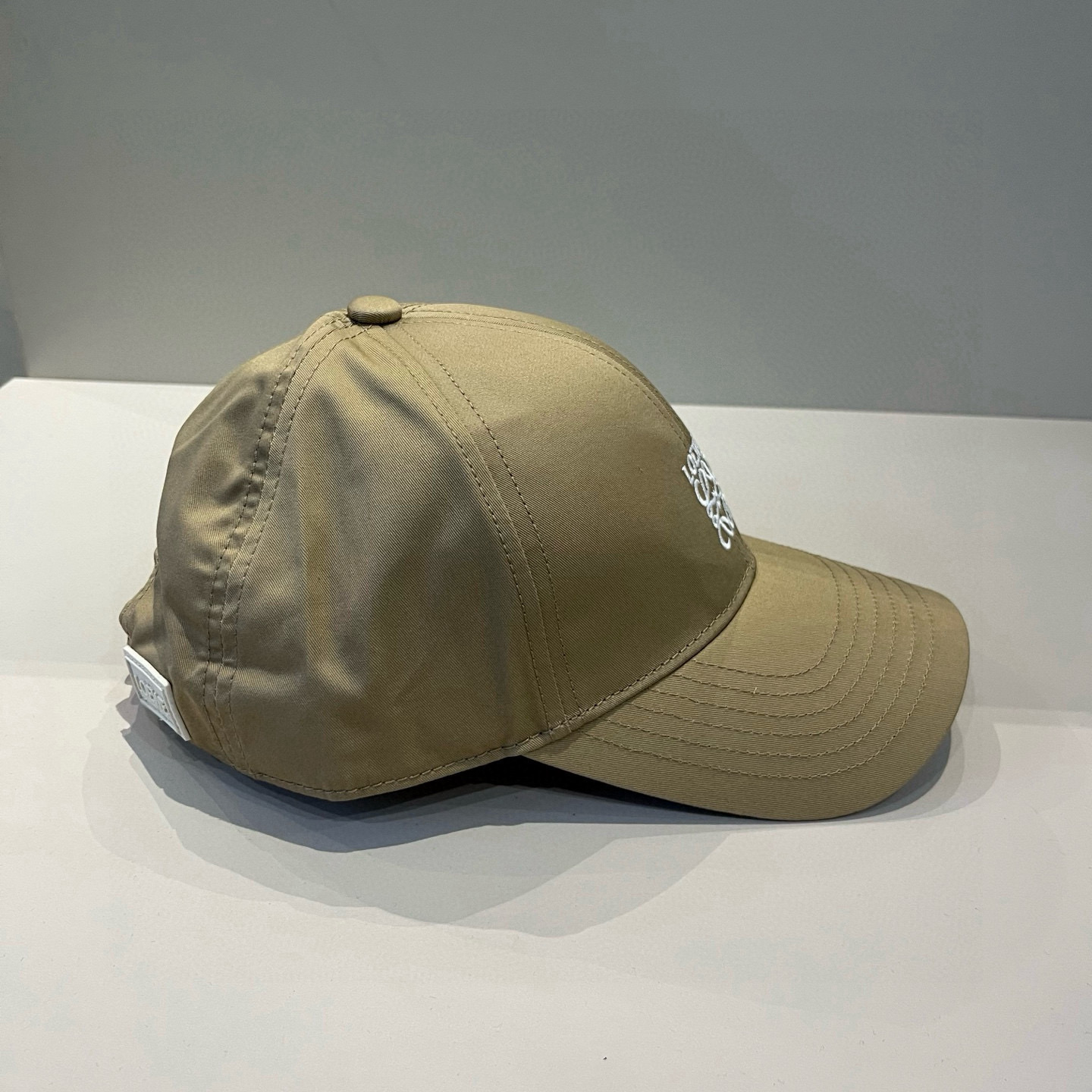 
罗意威 LOEWE新款原版原标设计，质感超好，外部线条定位标准，做工精细，简约大气低价走量！