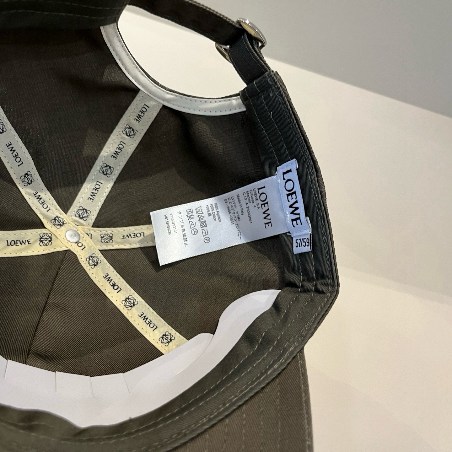 
罗意威 LOEWE新款原版原标设计，质感超好，外部线条定位标准，做工精细，简约大气低价走量！