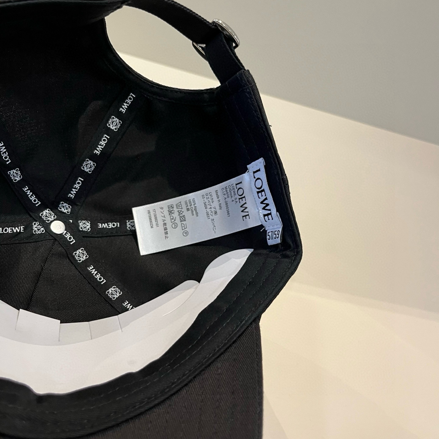 
罗意威 LOEWE新款原版原标设计，质感超好，外部线条定位标准，做工精细，简约大气低价走量！