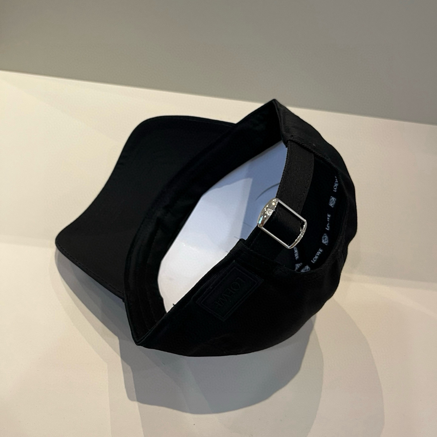 
罗意威 LOEWE新款原版原标设计，质感超好，外部线条定位标准，做工精细，简约大气低价走量！