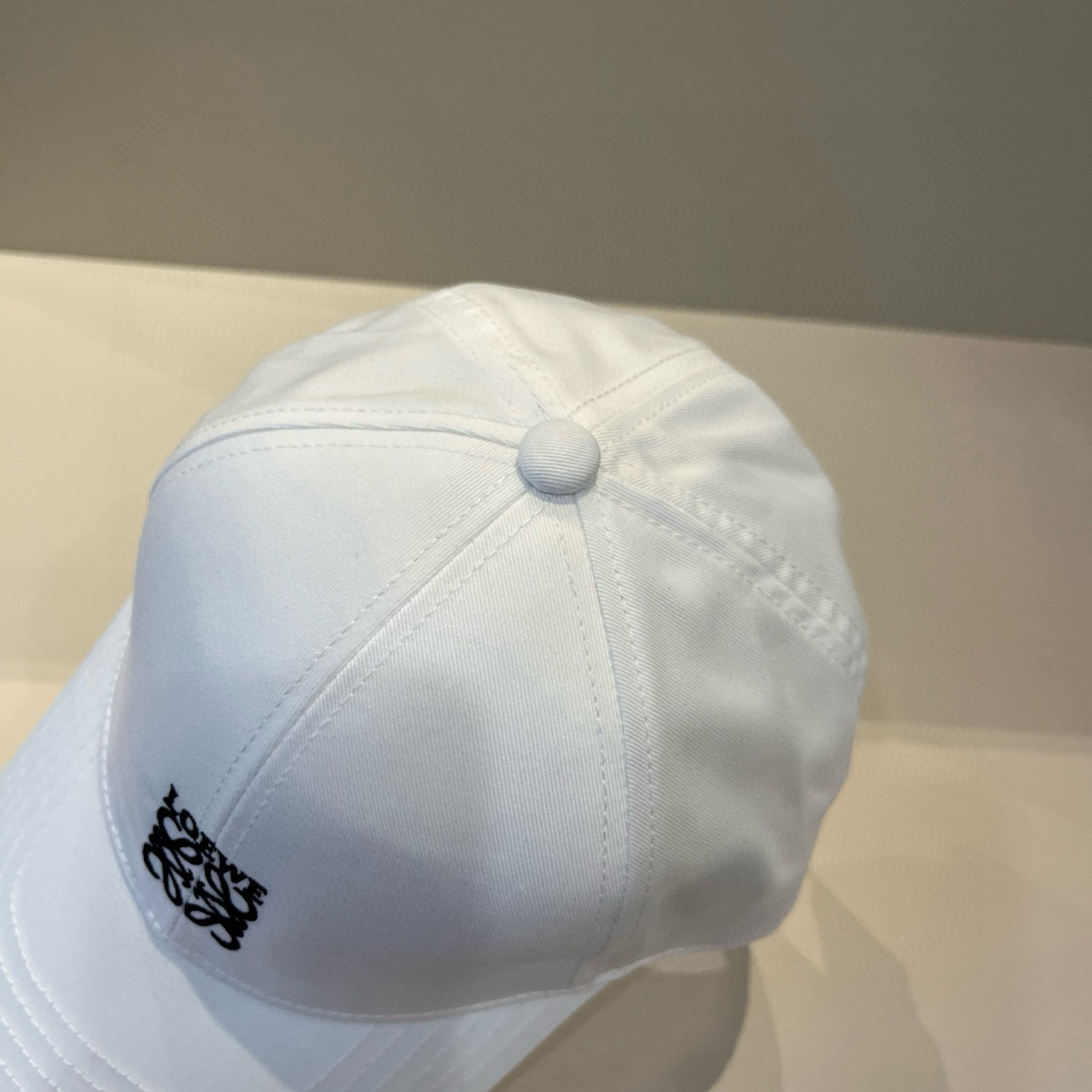 
罗意威 LOEWE新款原版原标设计，质感超好，外部线条定位标准，做工精细，简约大气低价走量！