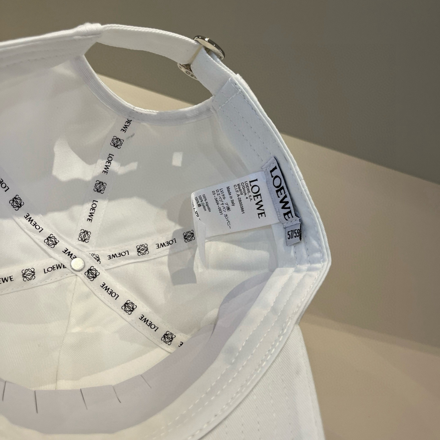 
罗意威 LOEWE新款原版原标设计，质感超好，外部线条定位标准，做工精细，简约大气低价走量！