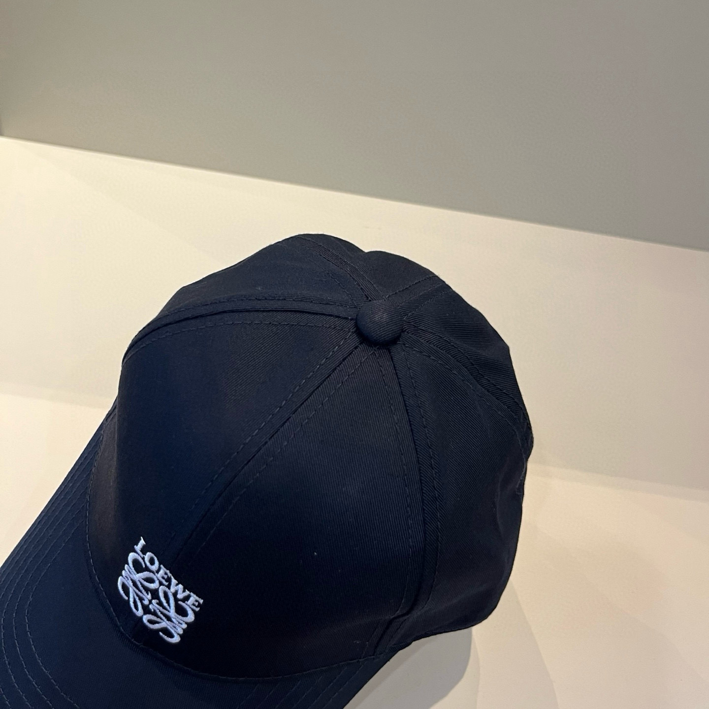 
罗意威 LOEWE新款原版原标设计，质感超好，外部线条定位标准，做工精细，简约大气低价走量！