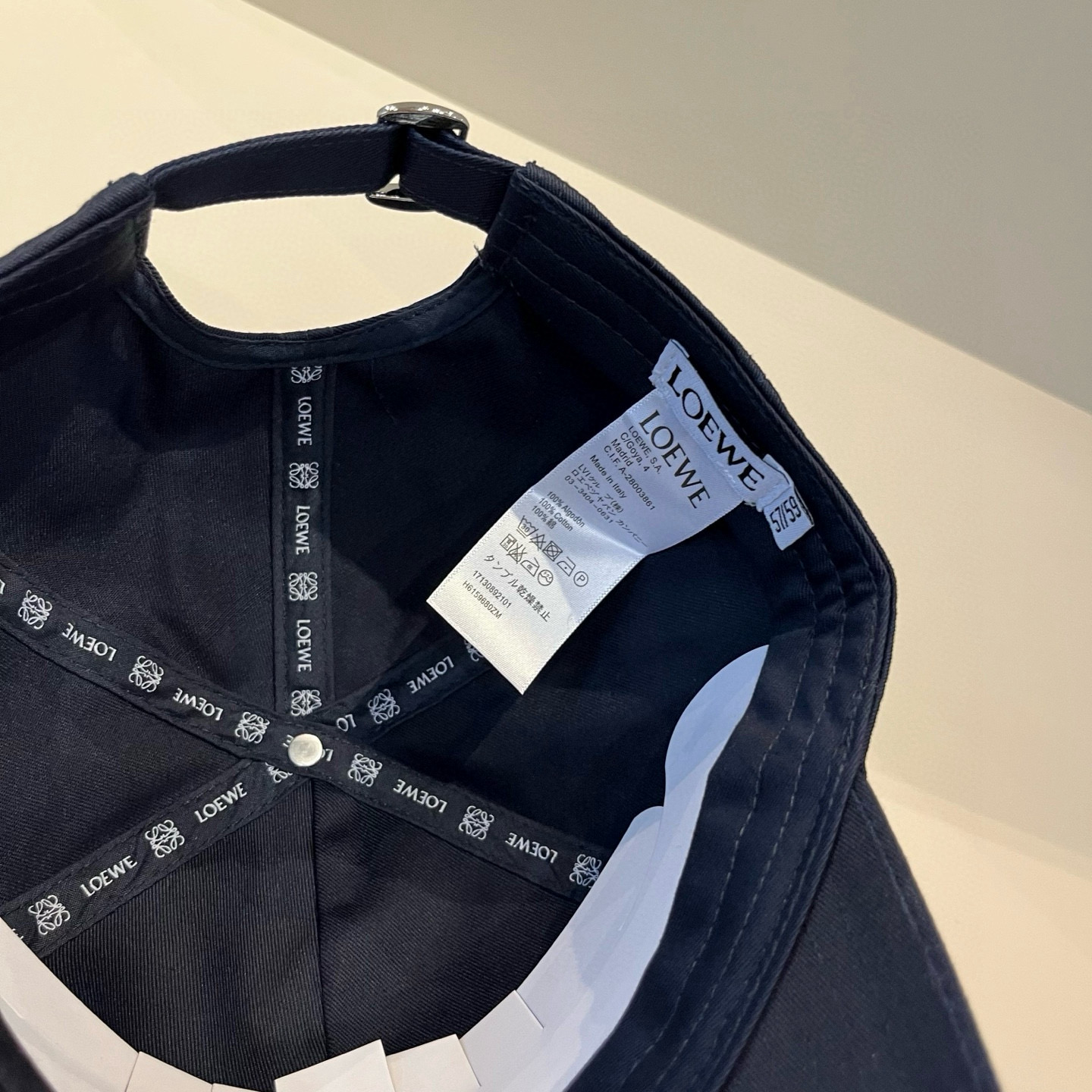 
罗意威 LOEWE新款原版原标设计，质感超好，外部线条定位标准，做工精细，简约大气低价走量！