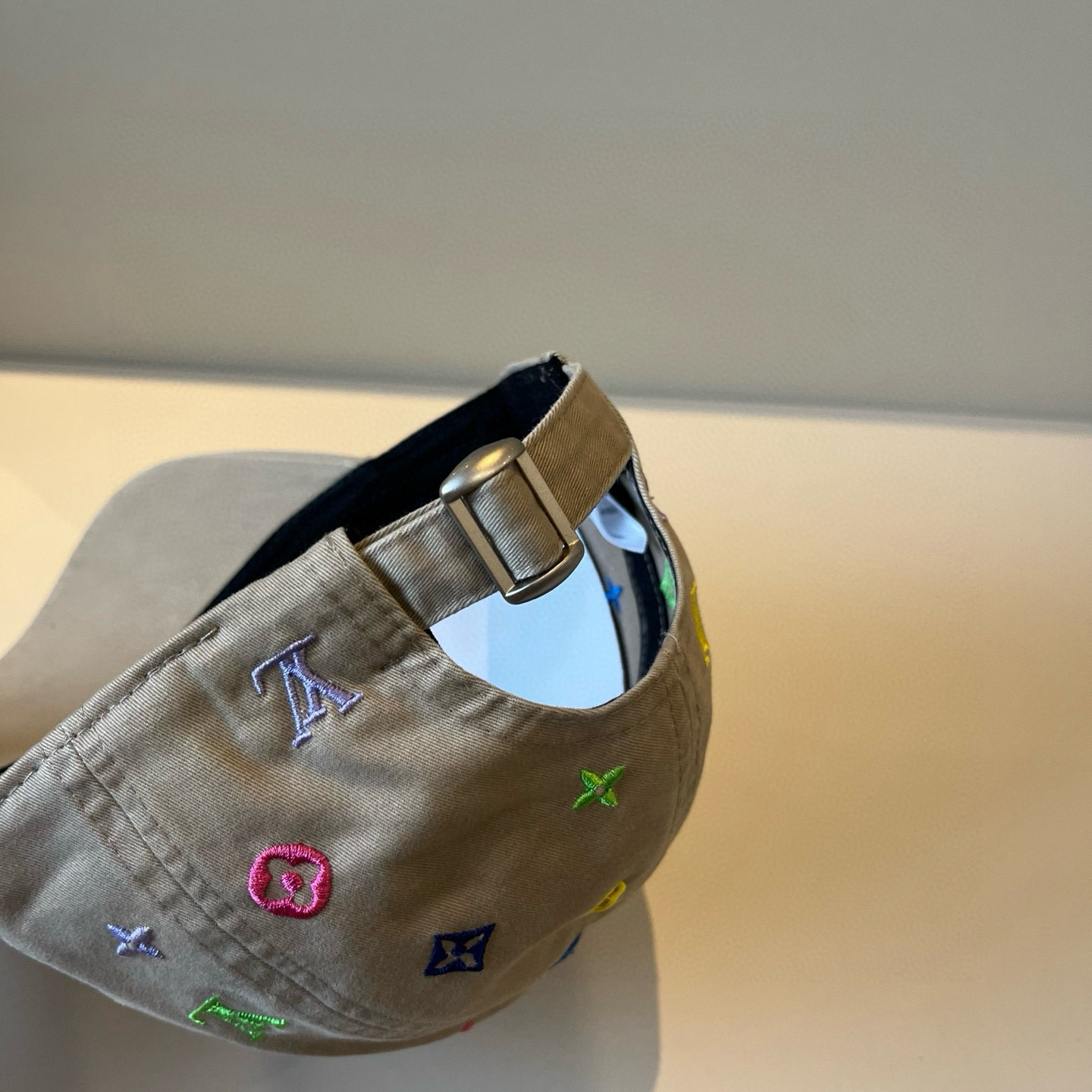 🧢路易威登棒球帽 LouisVuitton😍新款LV棒球帽，重工打造♥️高端大气，百搭款🤗男女通用！跑量