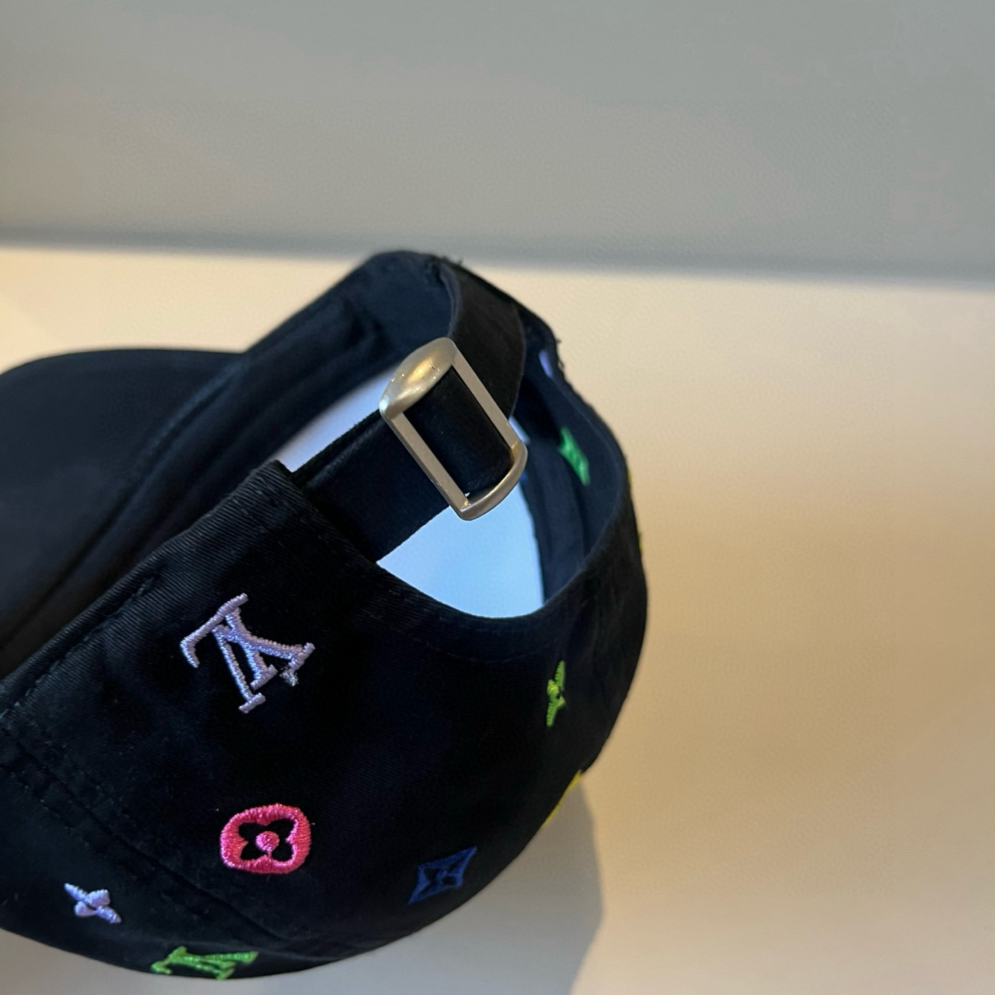 🧢路易威登棒球帽 LouisVuitton😍新款LV棒球帽，重工打造♥️高端大气，百搭款🤗男女通用！跑量