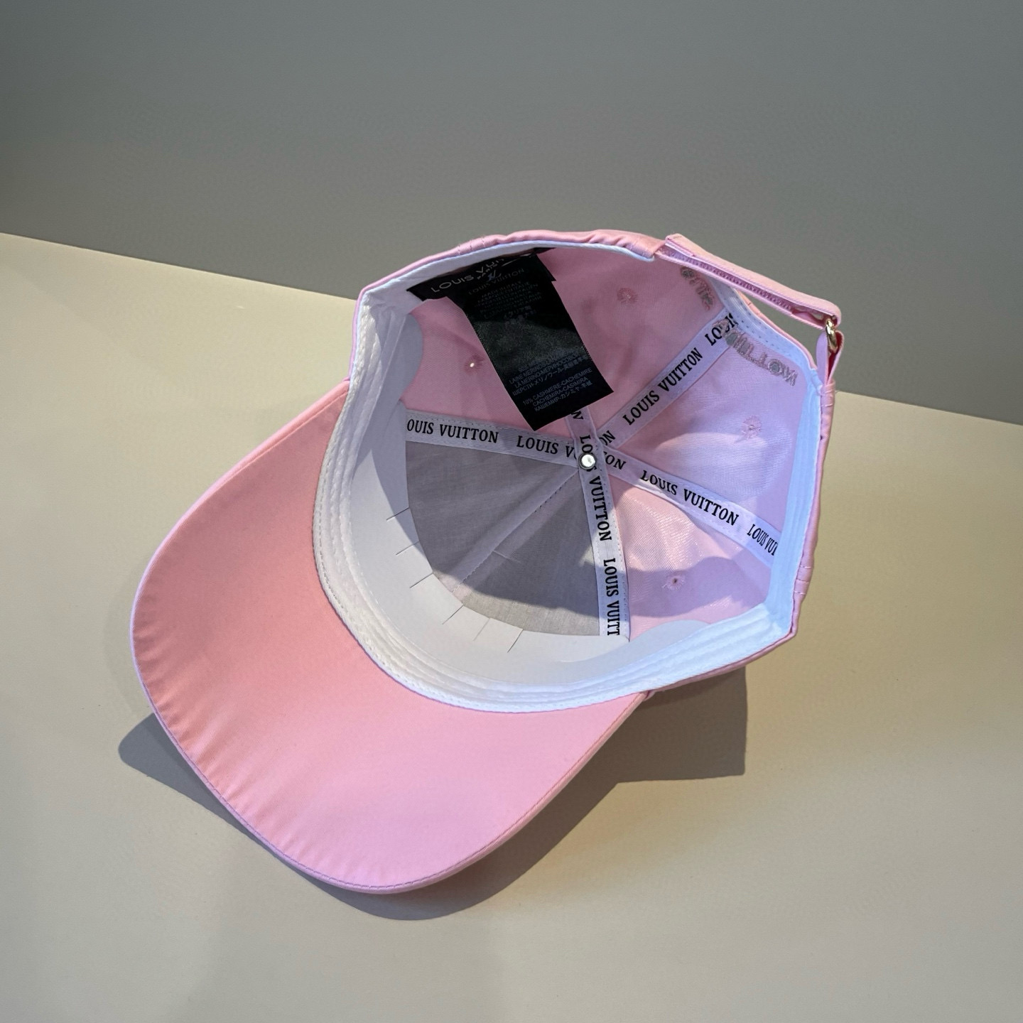 🧢路易威登棒球帽 LouisVuitton😍新款LV棒球帽，重工打造♥️高端大气，百搭款🤗男女通用！跑量