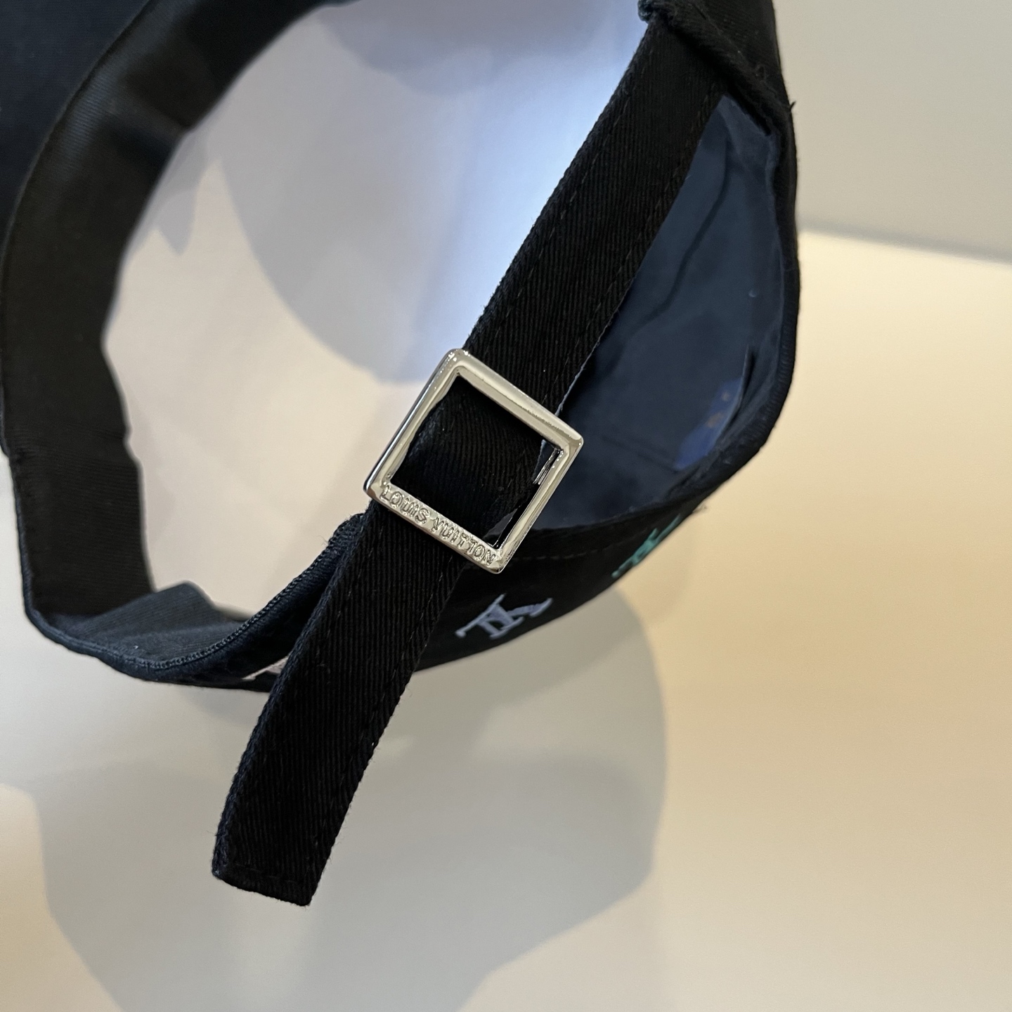 🧢路易威登棒球帽 LouisVuitton😍新款LV棒球帽，重工打造♥️高端大气，百搭款🤗男女通用！跑量