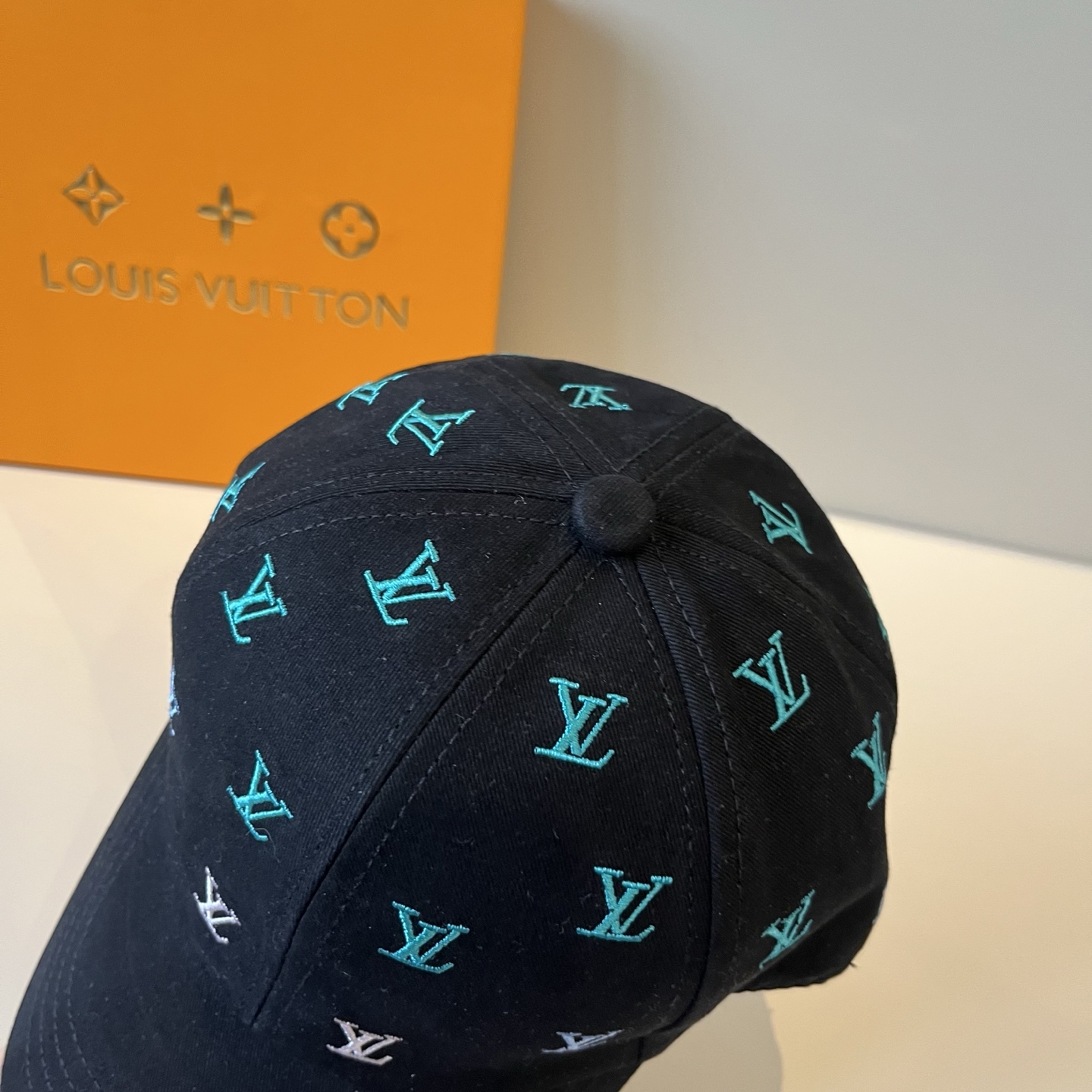 🧢路易威登棒球帽 LouisVuitton😍新款LV棒球帽，重工打造♥️高端大气，百搭款🤗男女通用！跑量