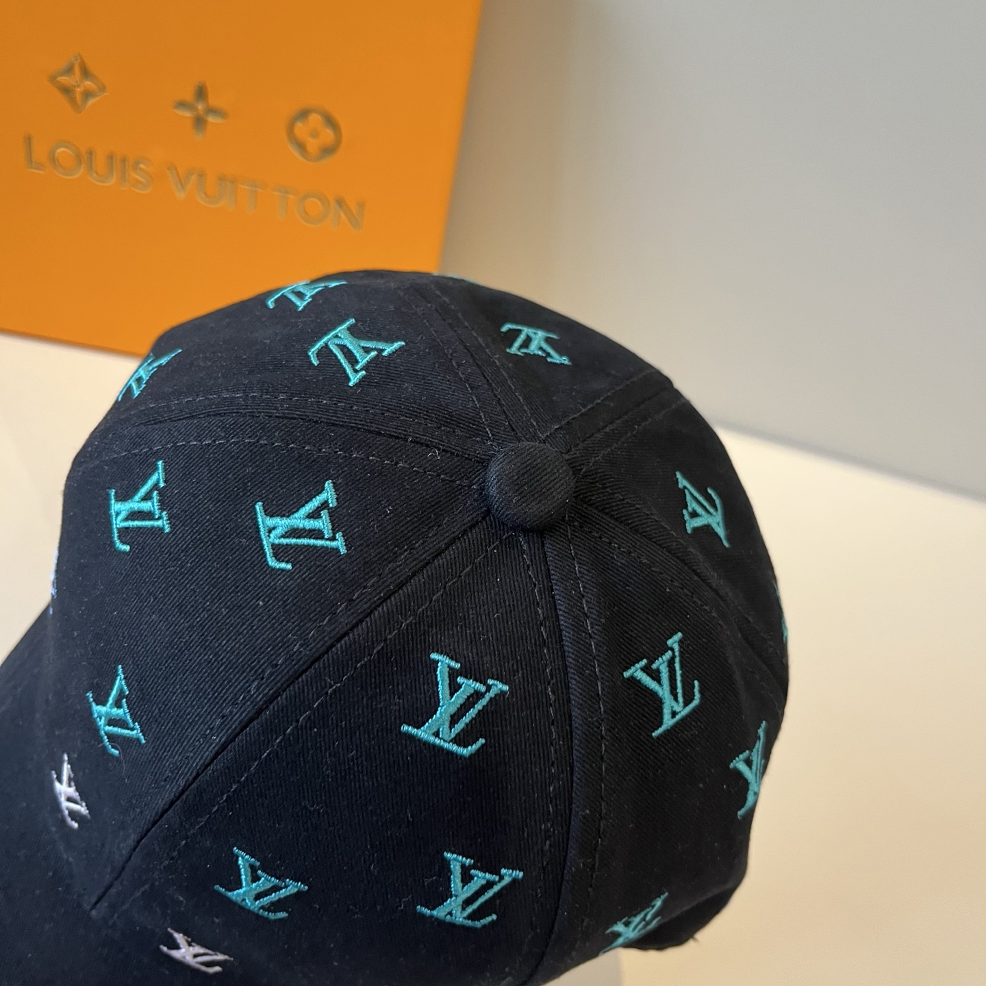 🧢路易威登棒球帽 LouisVuitton😍新款LV棒球帽，重工打造♥️高端大气，百搭款🤗男女通用！跑量