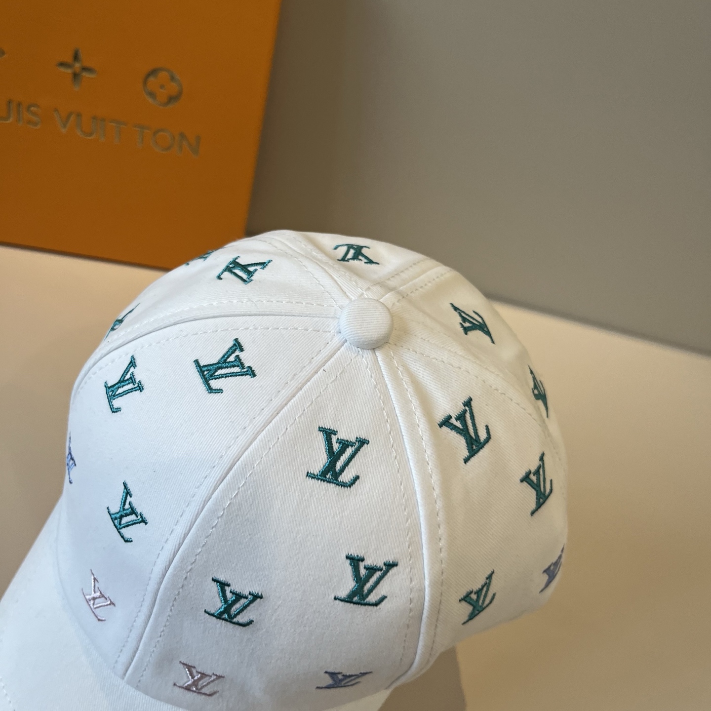 🧢路易威登棒球帽 LouisVuitton😍新款LV棒球帽，重工打造♥️高端大气，百搭款🤗男女通用！跑量