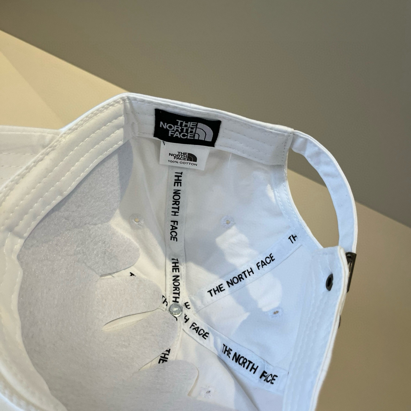 
北面♥️棒球帽🧢官网新品棒球帽，原单品质火爆来袭 。🎩 工艺非常精美 高档大气上档次！低调奢华，方便携