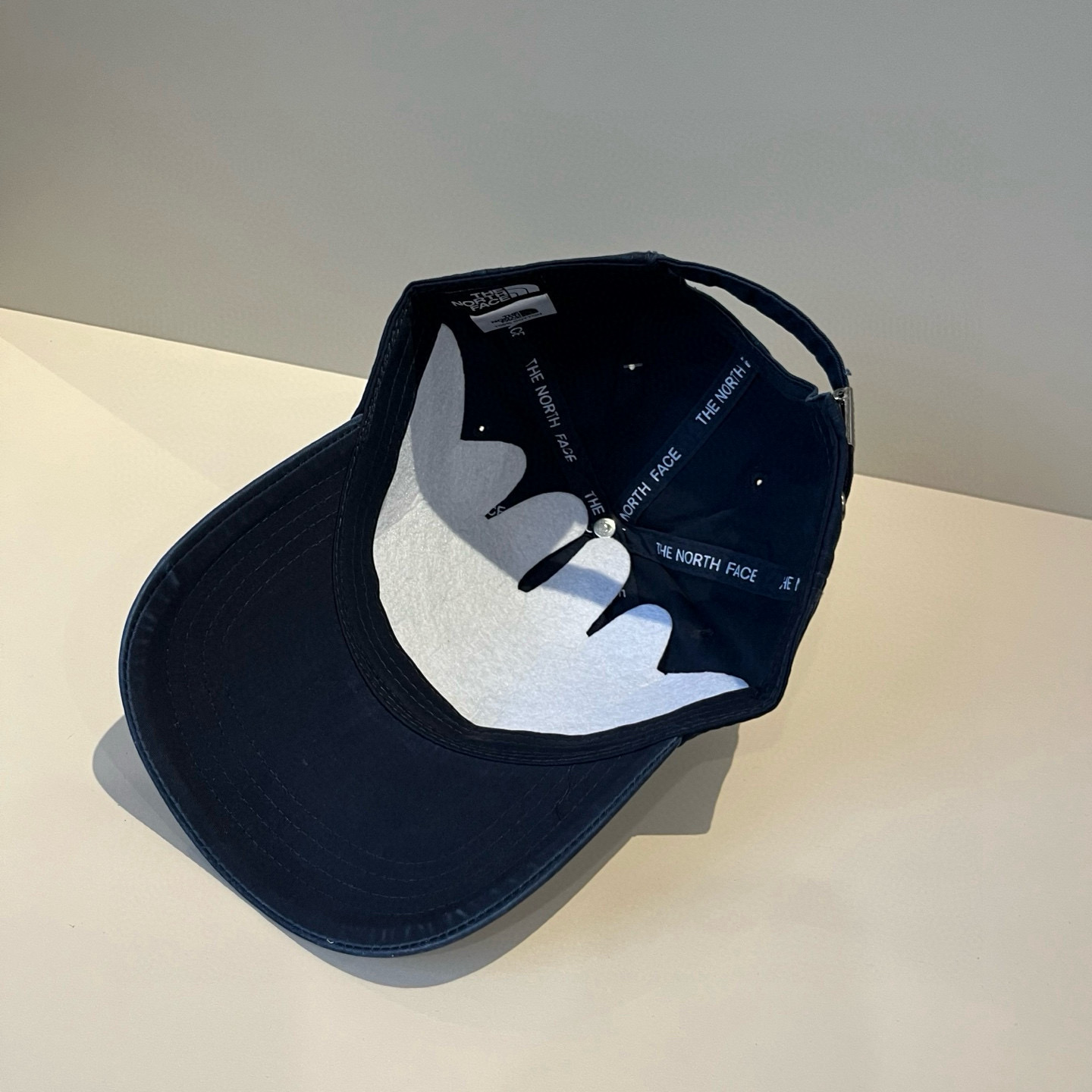 
北面♥️棒球帽🧢官网新品棒球帽，原单品质火爆来袭 。🎩 工艺非常精美 高档大气上档次！低调奢华，方便携