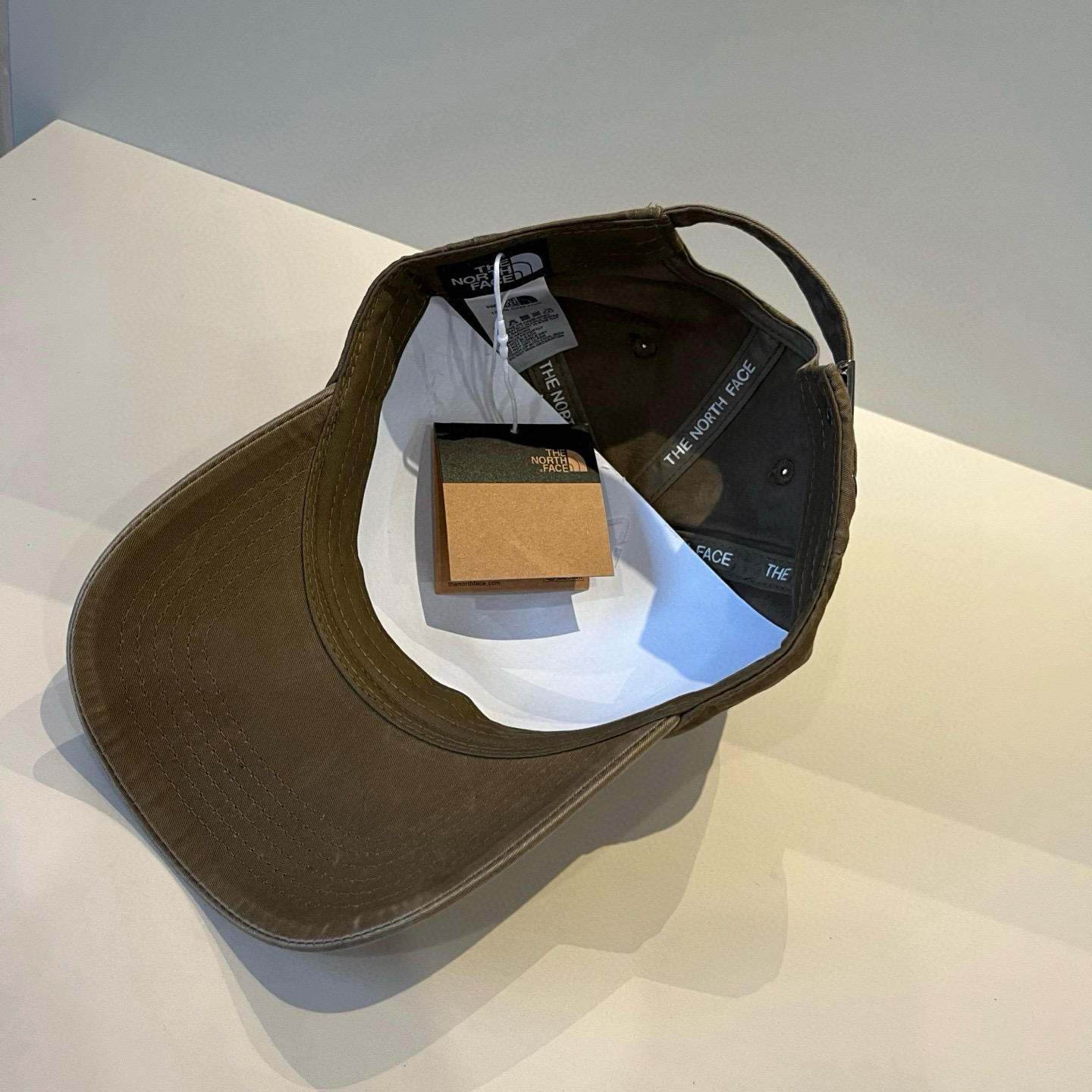 
北面♥️棒球帽🧢官网新品棒球帽，原单品质火爆来袭 。🎩 工艺非常精美 高档大气上档次！低调奢华，方便携