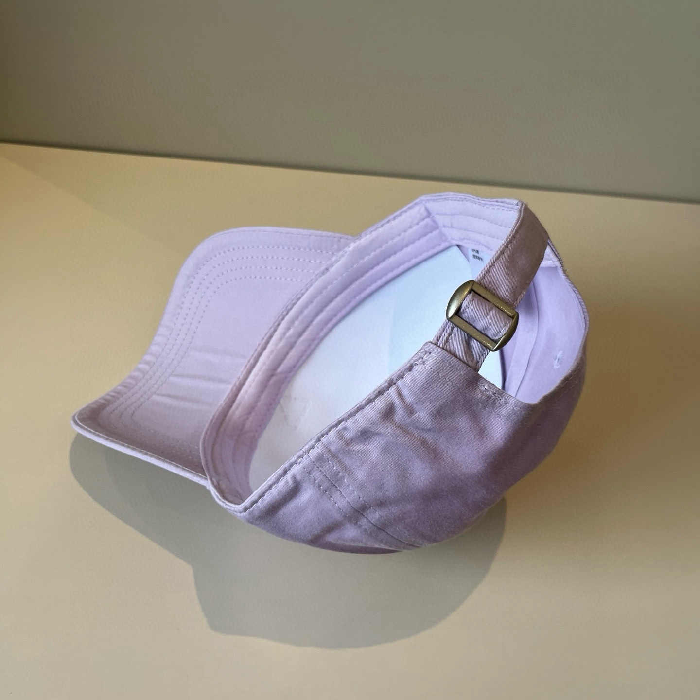 
潮牌🧢官网新品，棒球帽，原单品质火爆来袭 。🎩 工艺非常精美 高档大气上档次！低调奢华，方便携带！跑量