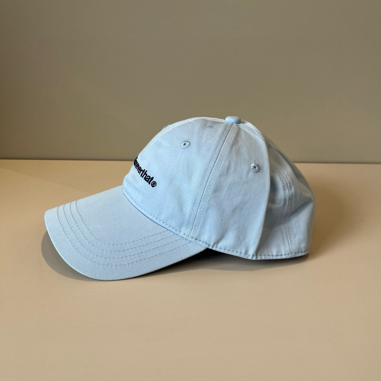 
潮牌🧢官网新品，棒球帽，原单品质火爆来袭 。🎩 工艺非常精美 高档大气上档次！低调奢华，方便携带！跑量