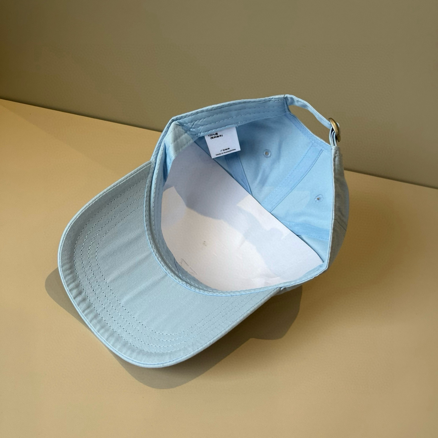 
潮牌🧢官网新品，棒球帽，原单品质火爆来袭 。🎩 工艺非常精美 高档大气上档次！低调奢华，方便携带！跑量