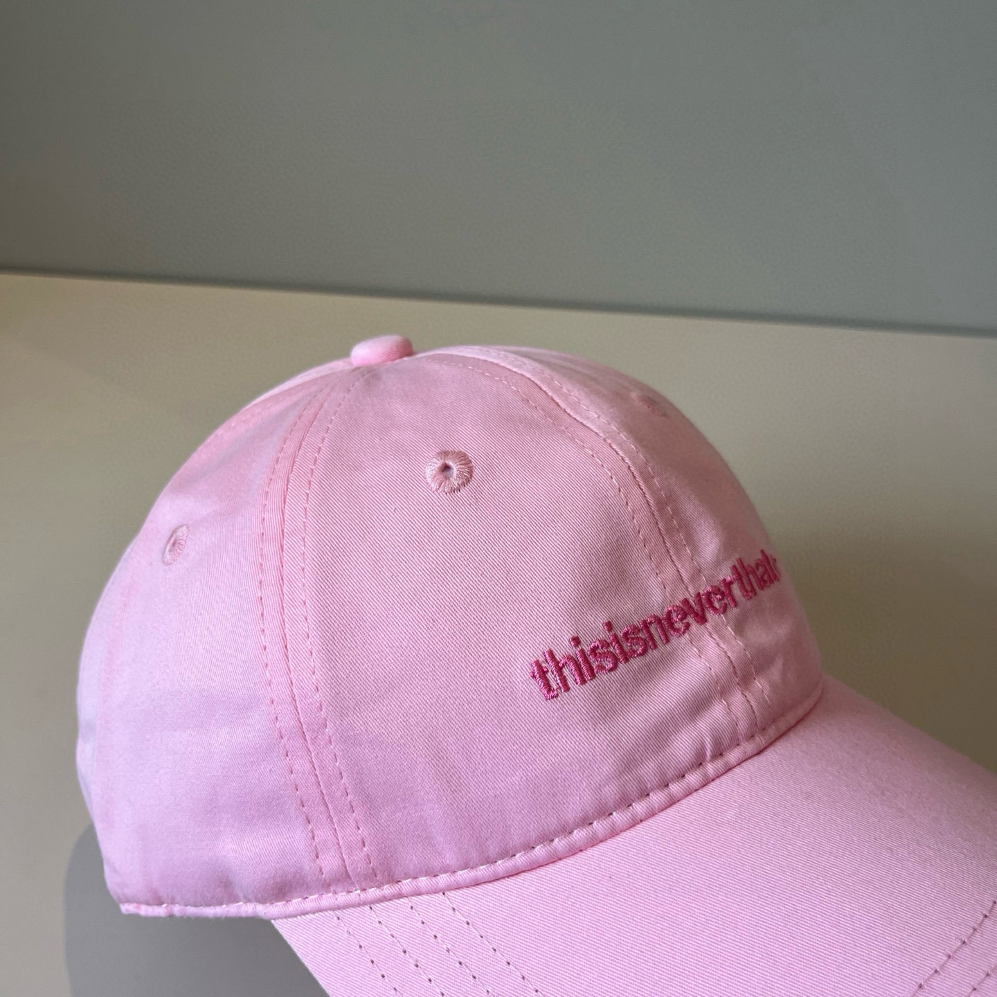 
潮牌🧢官网新品，棒球帽，原单品质火爆来袭 。🎩 工艺非常精美 高档大气上档次！低调奢华，方便携带！跑量