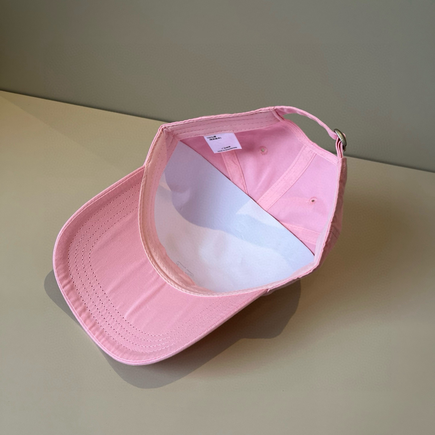 
潮牌🧢官网新品，棒球帽，原单品质火爆来袭 。🎩 工艺非常精美 高档大气上档次！低调奢华，方便携带！跑量