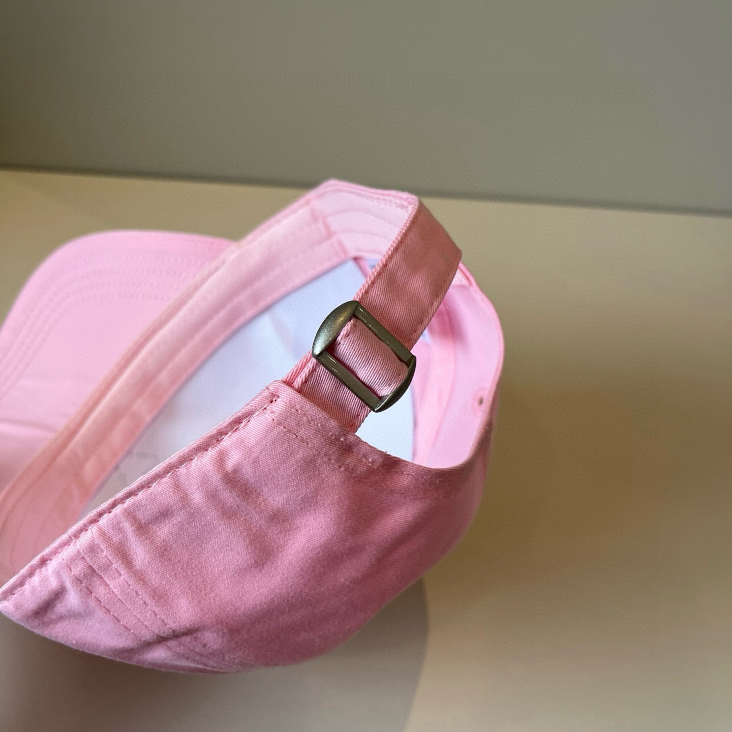 
潮牌🧢官网新品，棒球帽，原单品质火爆来袭 。🎩 工艺非常精美 高档大气上档次！低调奢华，方便携带！跑量