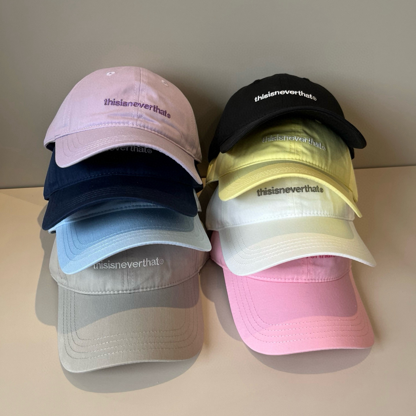 
潮牌🧢官网新品，棒球帽，原单品质火爆来袭 。🎩 工艺非常精美 高档大气上档次！低调奢华，方便携带！跑量