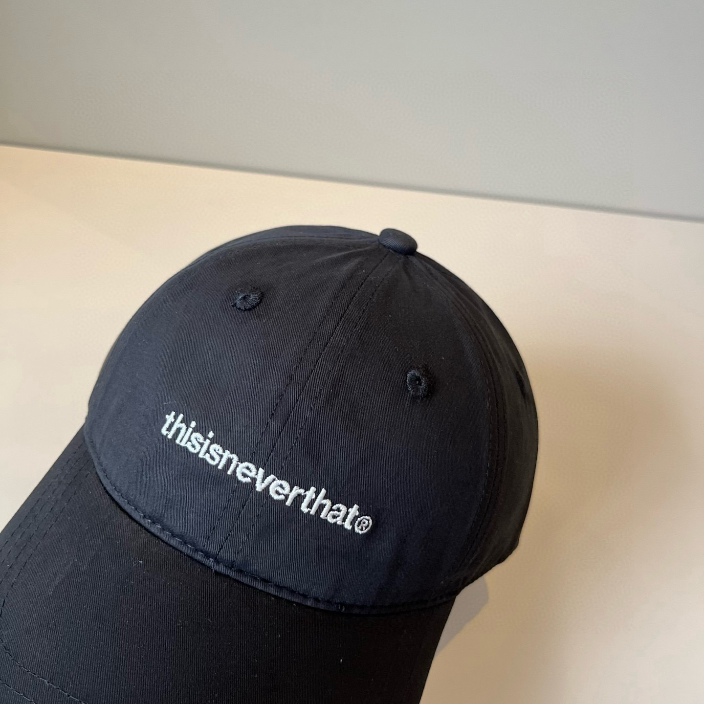 
潮牌🧢官网新品，棒球帽，原单品质火爆来袭 。🎩 工艺非常精美 高档大气上档次！低调奢华，方便携带！跑量