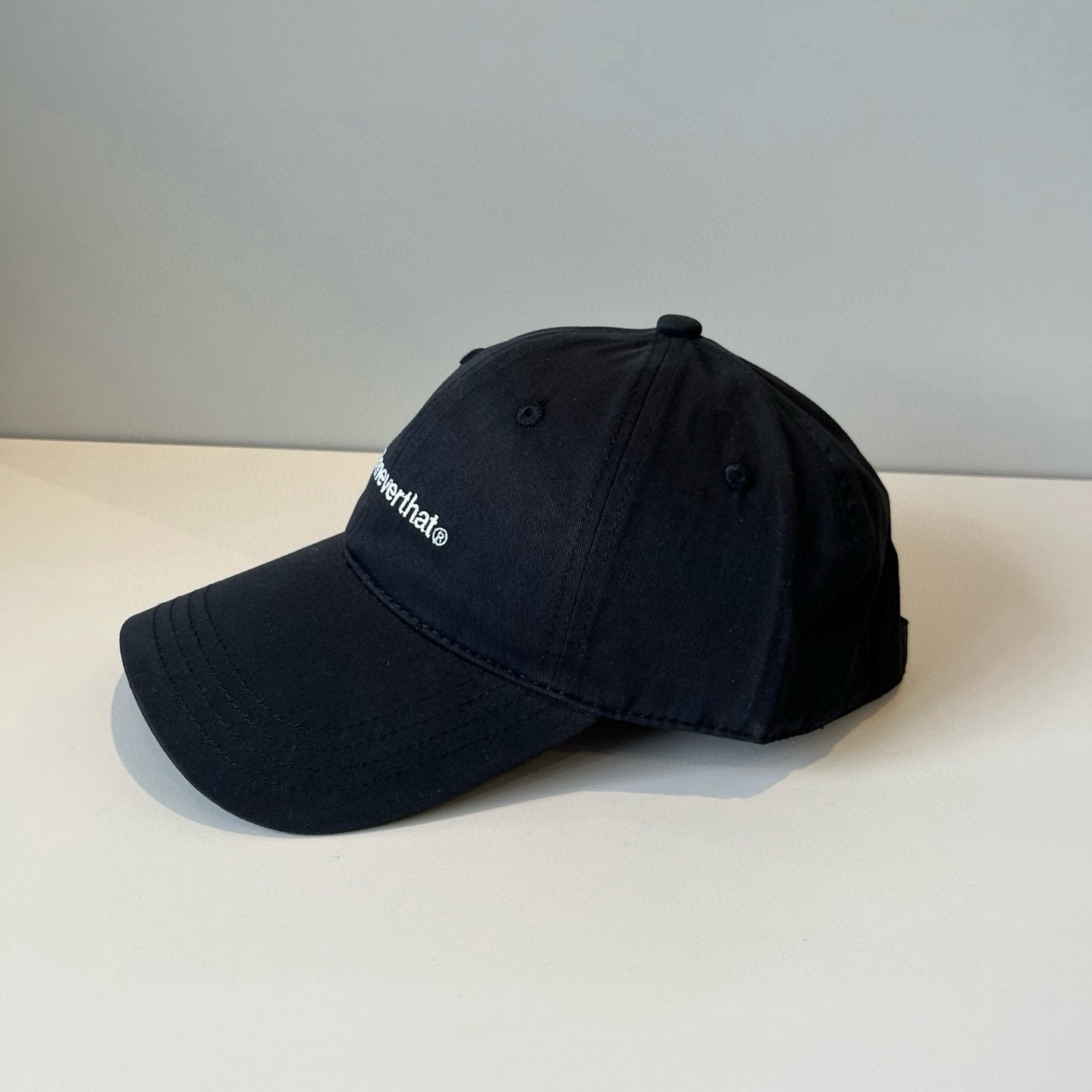 
潮牌🧢官网新品，棒球帽，原单品质火爆来袭 。🎩 工艺非常精美 高档大气上档次！低调奢华，方便携带！跑量