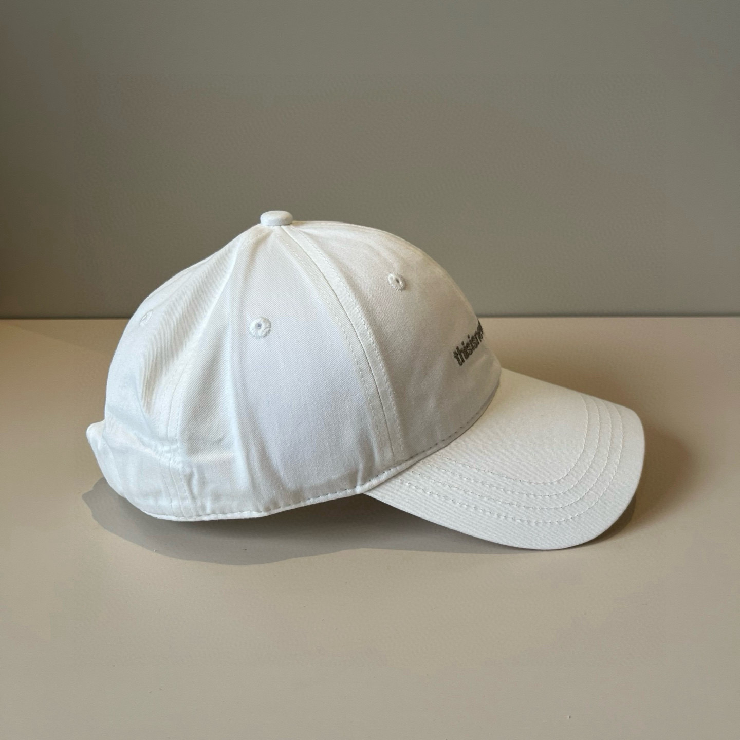
潮牌🧢官网新品，棒球帽，原单品质火爆来袭 。🎩 工艺非常精美 高档大气上档次！低调奢华，方便携带！跑量