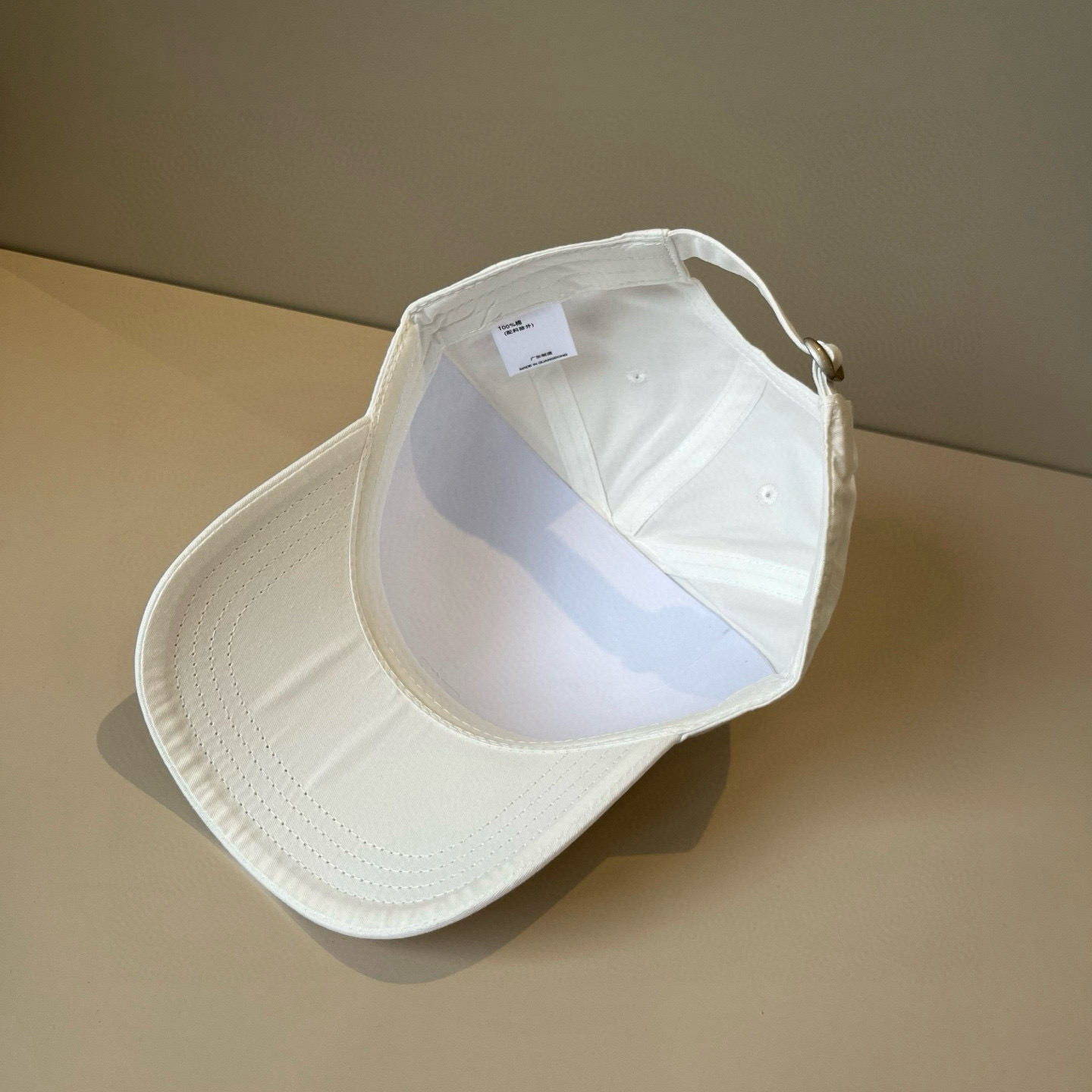 
潮牌🧢官网新品，棒球帽，原单品质火爆来袭 。🎩 工艺非常精美 高档大气上档次！低调奢华，方便携带！跑量