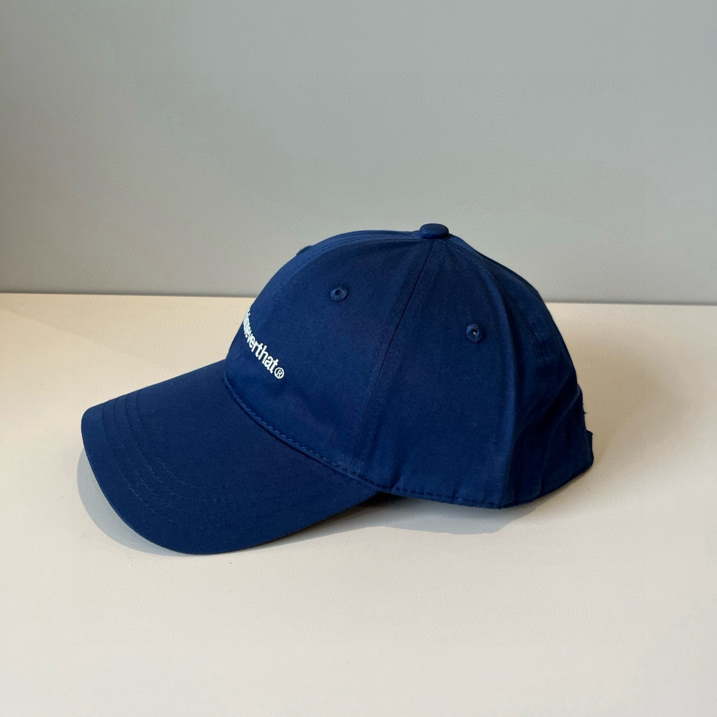 
潮牌🧢官网新品，棒球帽，原单品质火爆来袭 。🎩 工艺非常精美 高档大气上档次！低调奢华，方便携带！跑量
