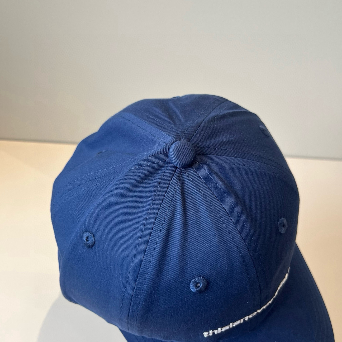 
潮牌🧢官网新品，棒球帽，原单品质火爆来袭 。🎩 工艺非常精美 高档大气上档次！低调奢华，方便携带！跑量