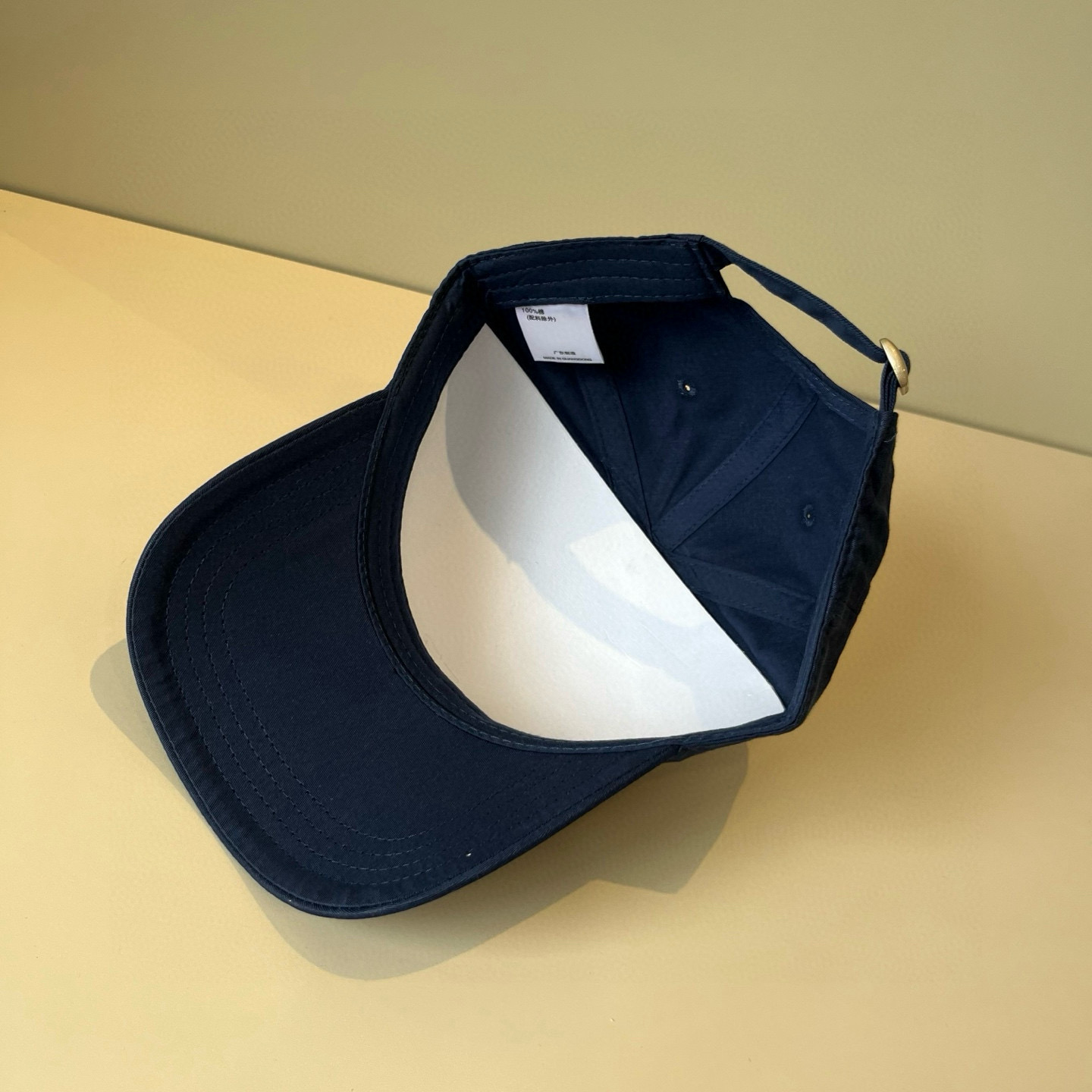
潮牌🧢官网新品，棒球帽，原单品质火爆来袭 。🎩 工艺非常精美 高档大气上档次！低调奢华，方便携带！跑量