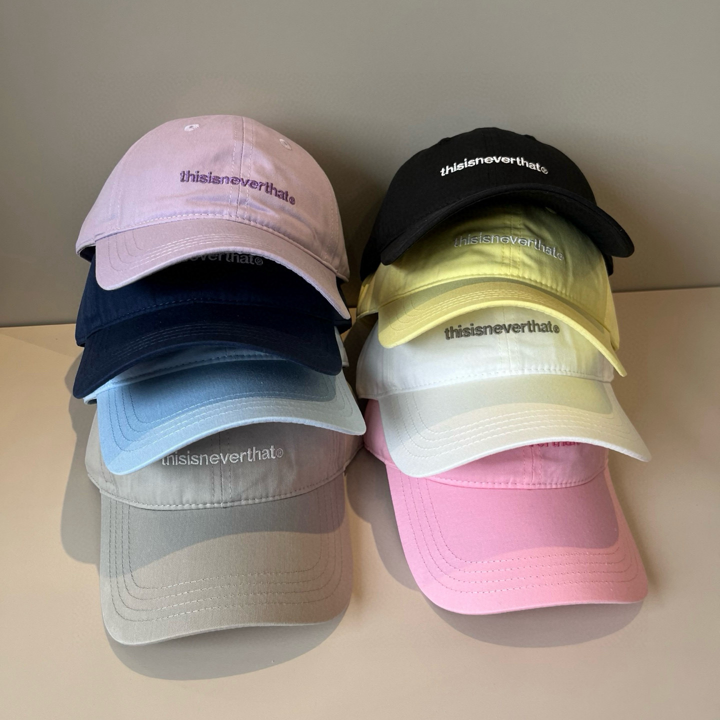
潮牌🧢官网新品，棒球帽，原单品质火爆来袭 。🎩 工艺非常精美 高档大气上档次！低调奢华，方便携带！跑量