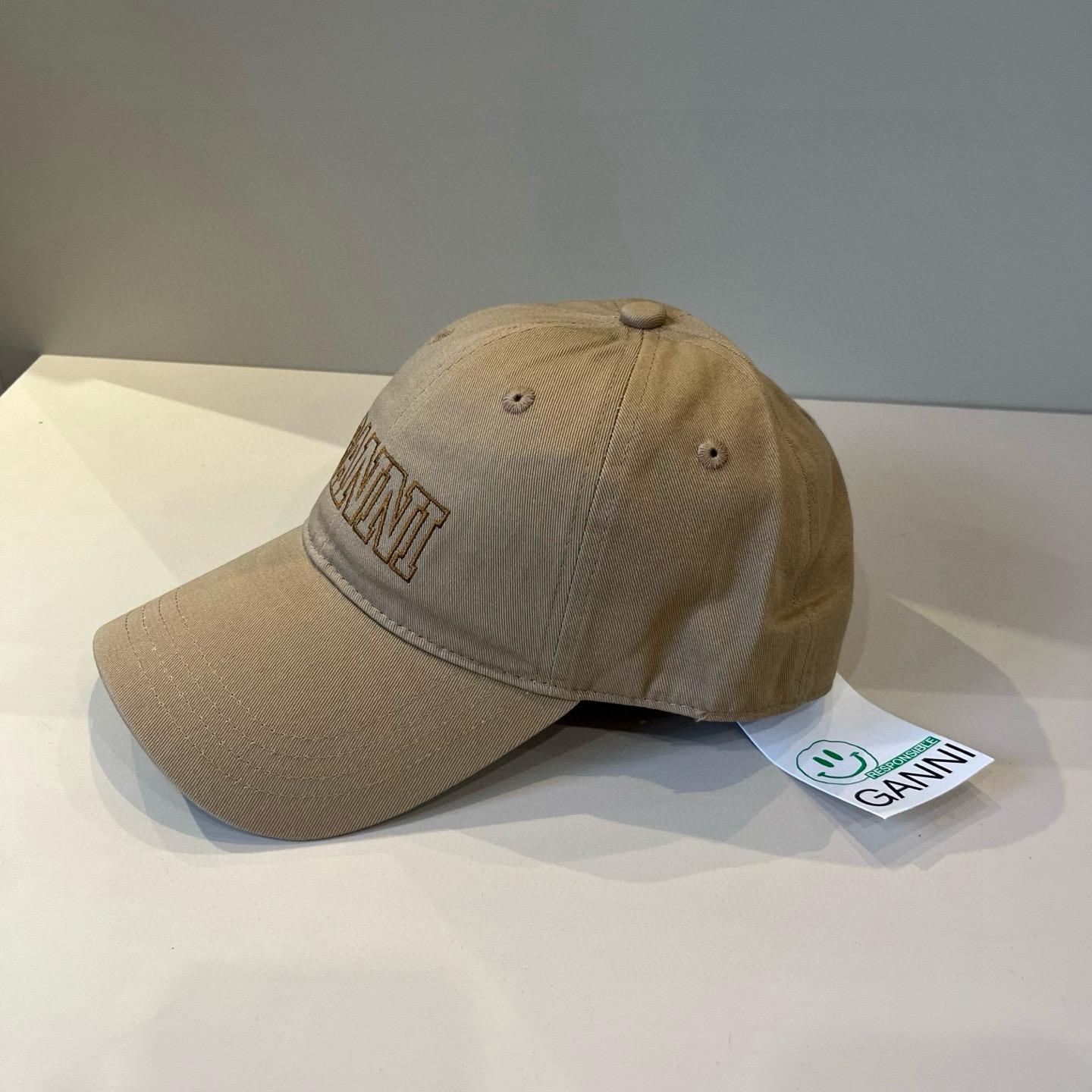 
潮牌🧢官网新品，棒球帽，原单品质火爆来袭 。🎩 工艺非常精美 高档大气上档次！低调奢华，方便携带！跑量