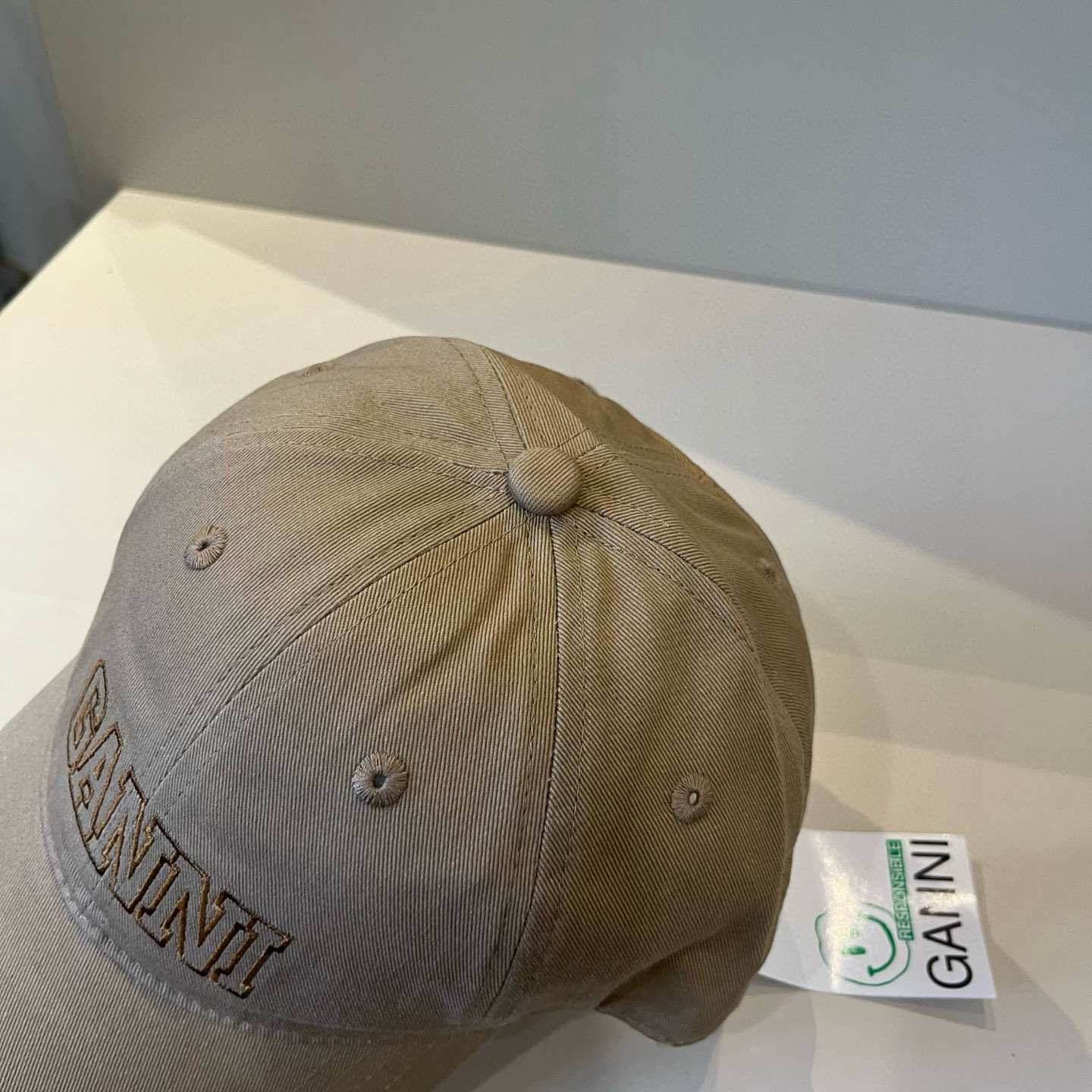 
潮牌🧢官网新品，棒球帽，原单品质火爆来袭 。🎩 工艺非常精美 高档大气上档次！低调奢华，方便携带！跑量