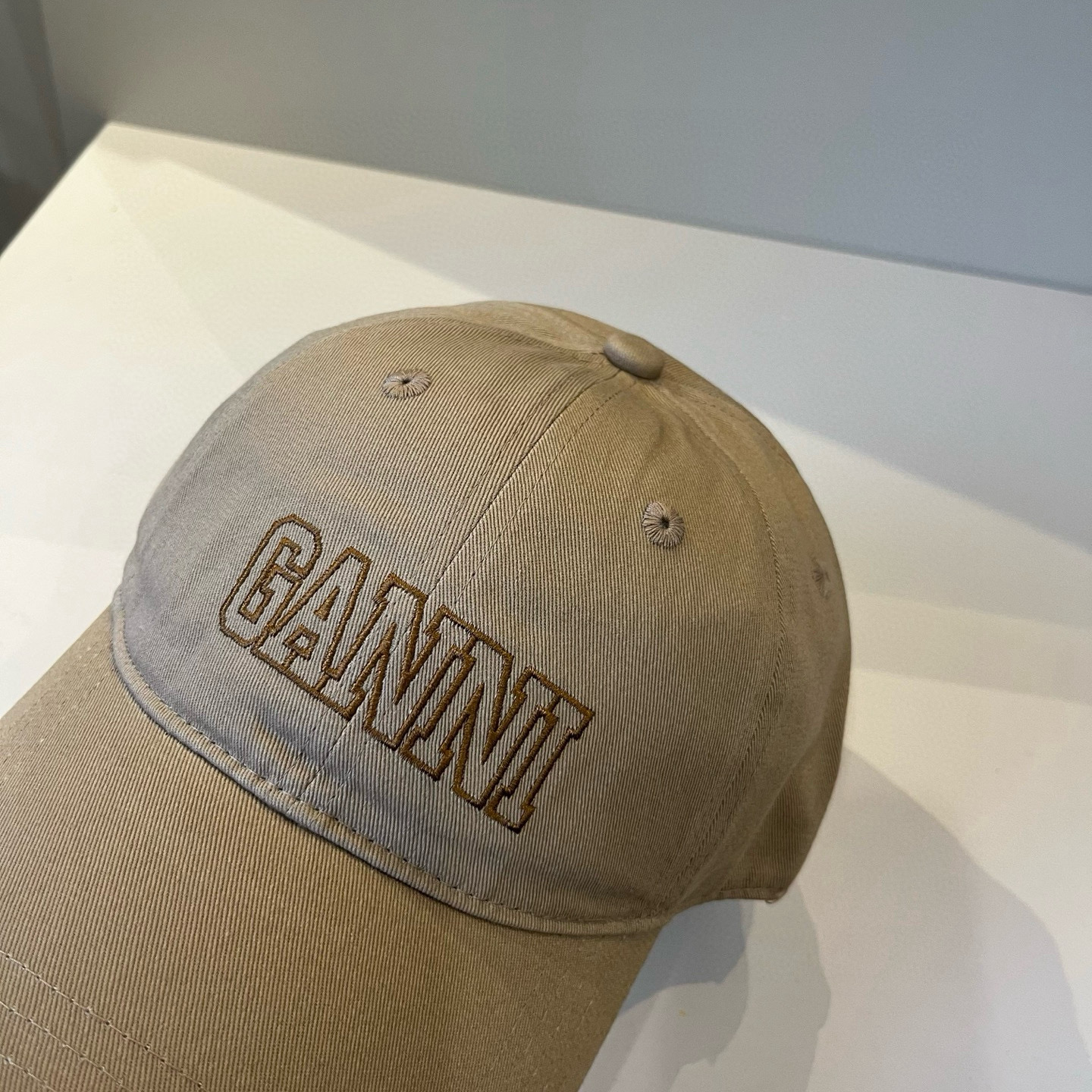 
潮牌🧢官网新品，棒球帽，原单品质火爆来袭 。🎩 工艺非常精美 高档大气上档次！低调奢华，方便携带！跑量